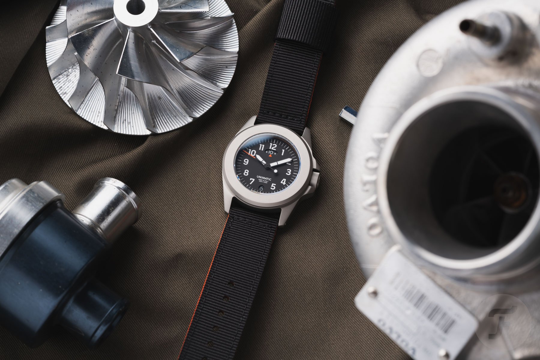 Unimatic Modello Quattro UT4-U-TI-GMT flat-lay
