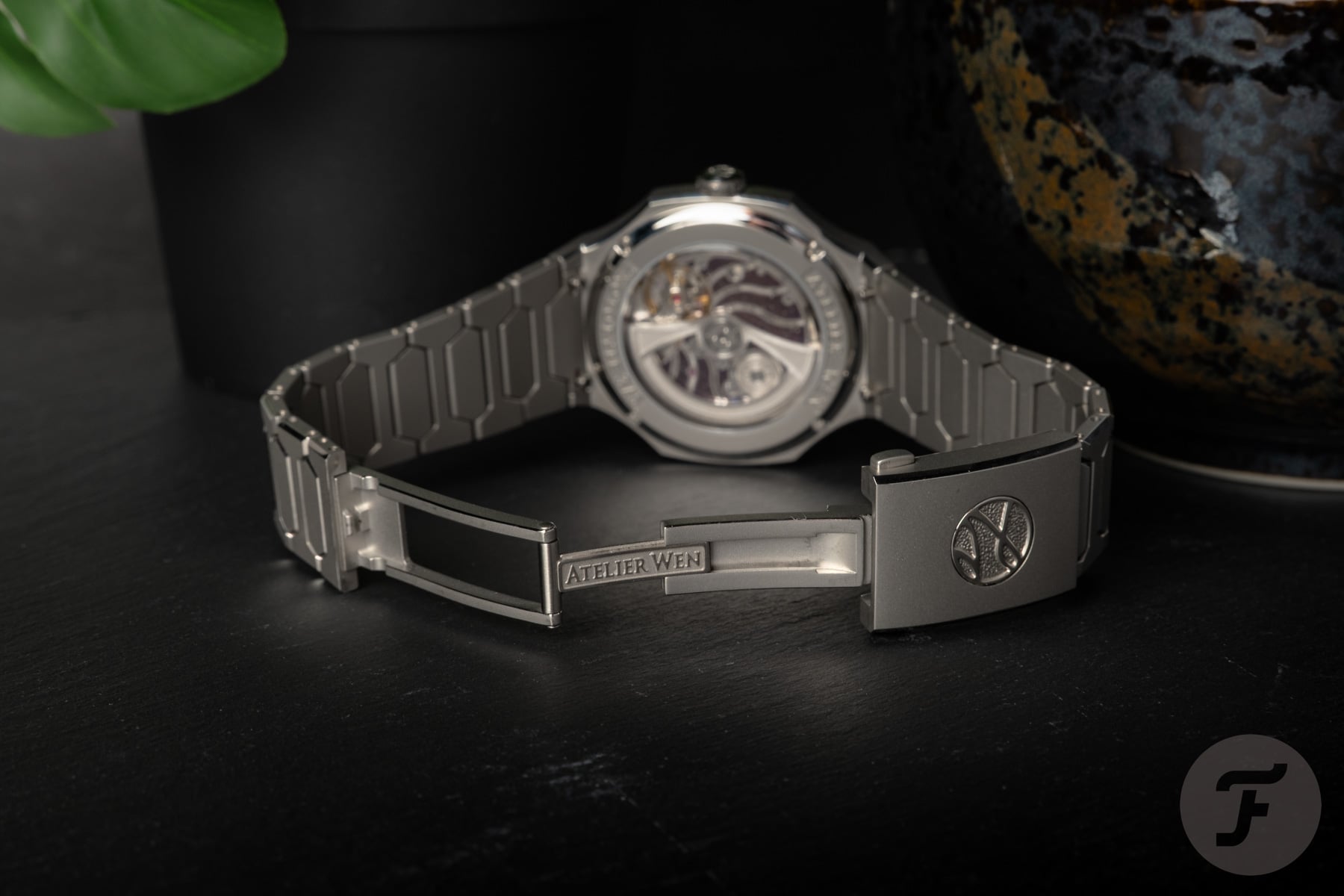 Atelier Wen Perception V3 Yún rear view, clasp open