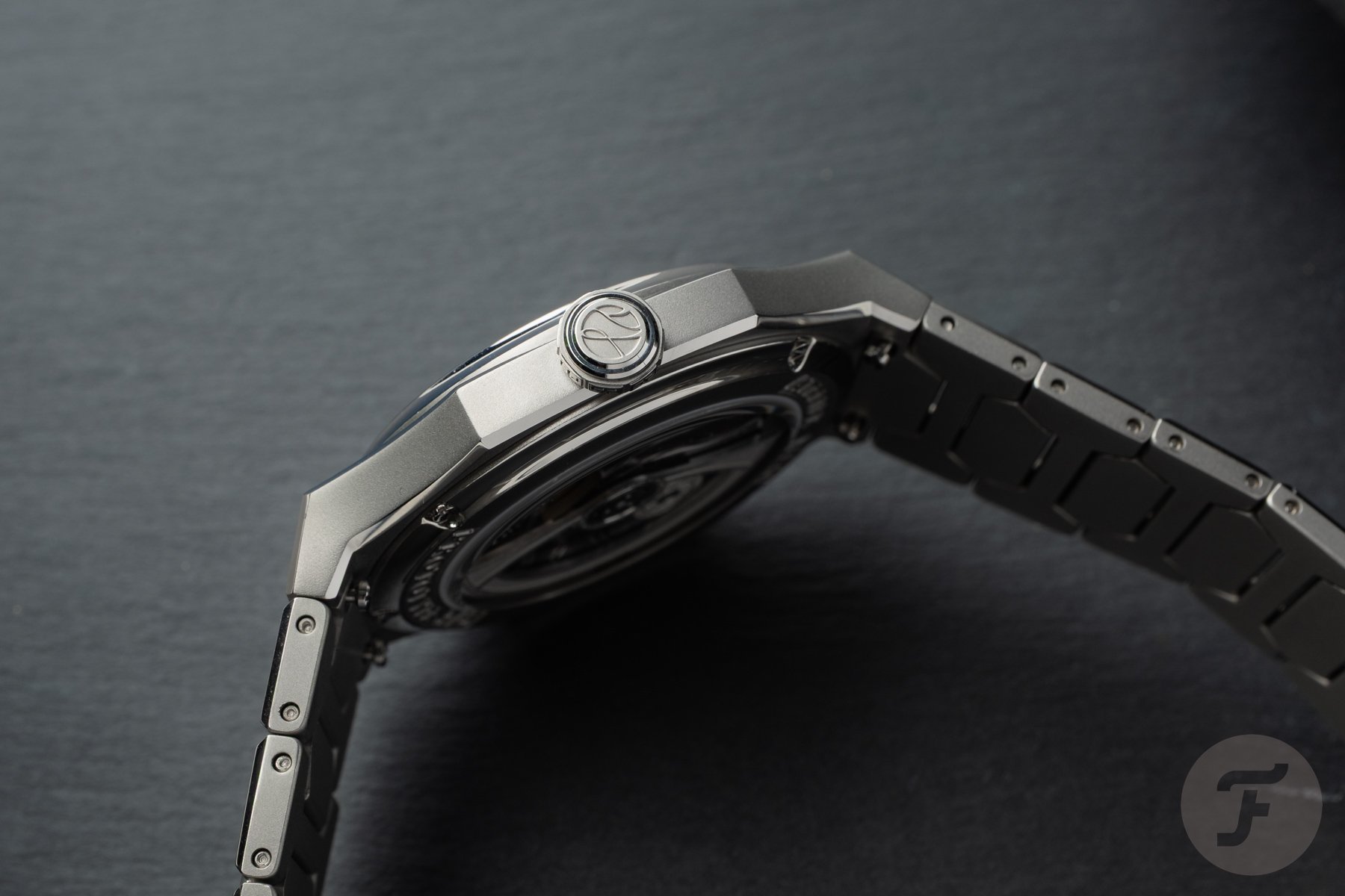 Atelier Wen Perception V3 Yún case profile, crown side