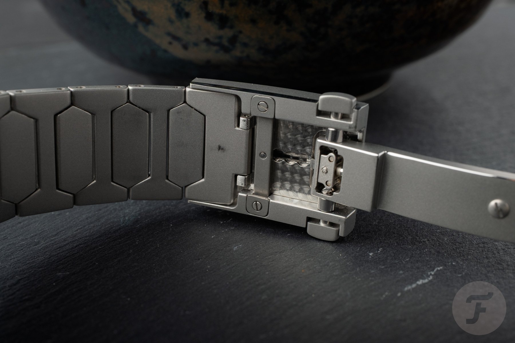 inside of Atelier Wen Perception V3 Yún clasp