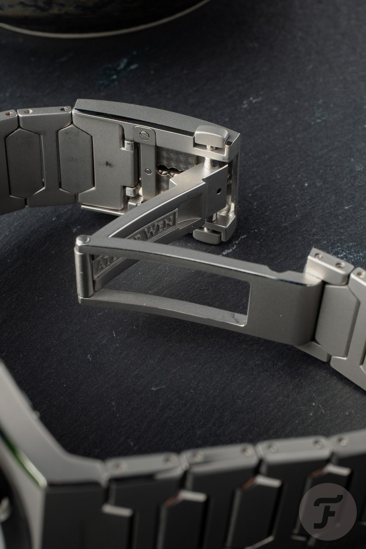 inside of Atelier Wen Perception V3 Yún clasp