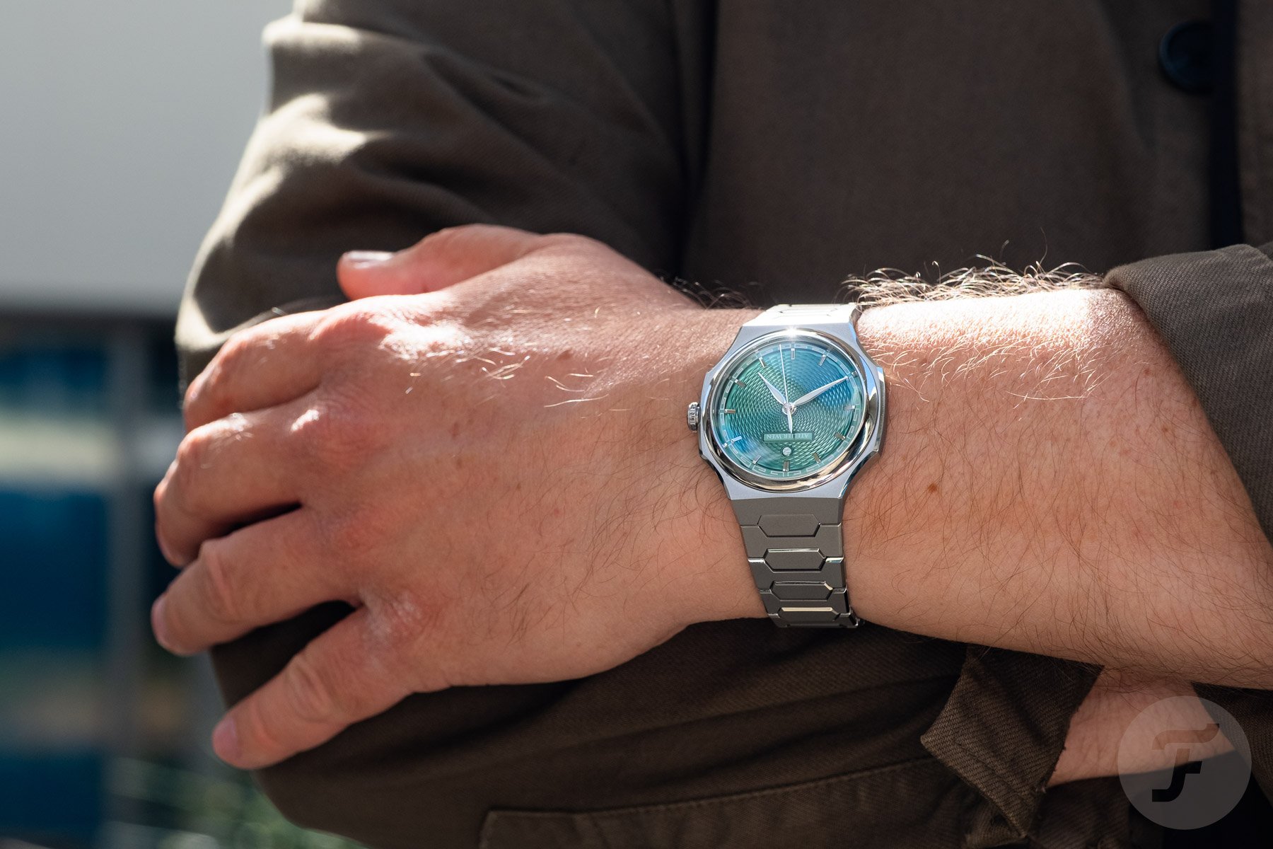 Atelier Wen Perception V3 Yún on wrist, arms folded