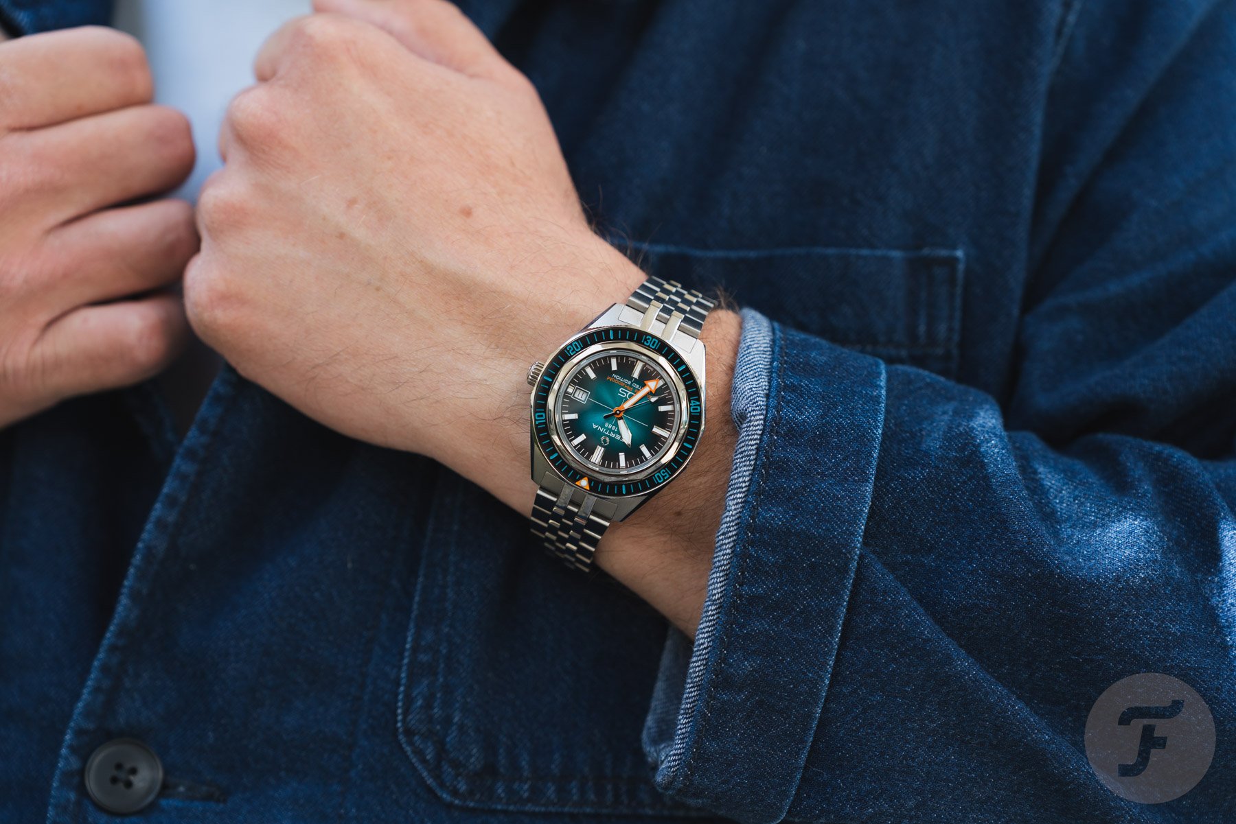 Certina DS Super PH2000M STC على المعصم، واليدين على الظهر