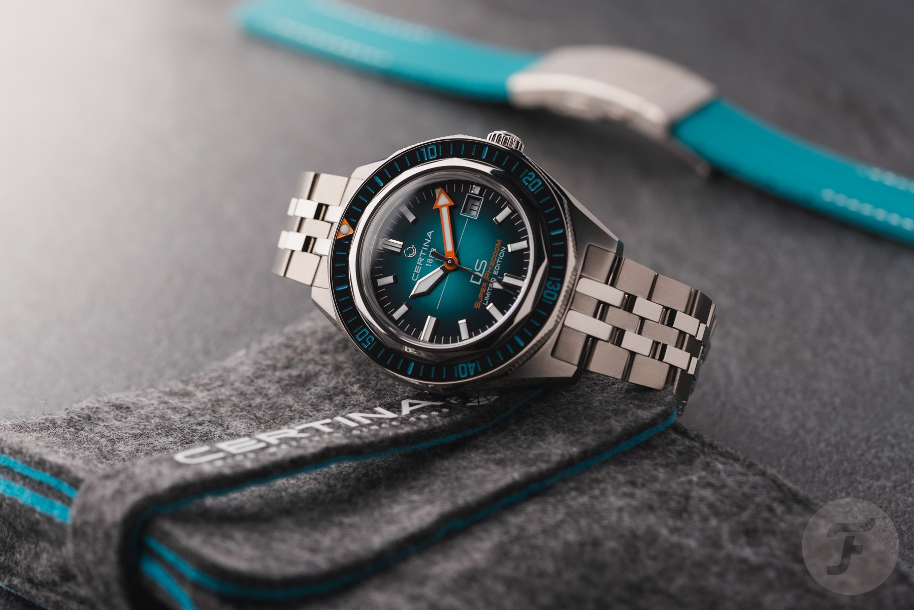 Certina DS Super PH2000M STC جانبية، التاج لأعلى