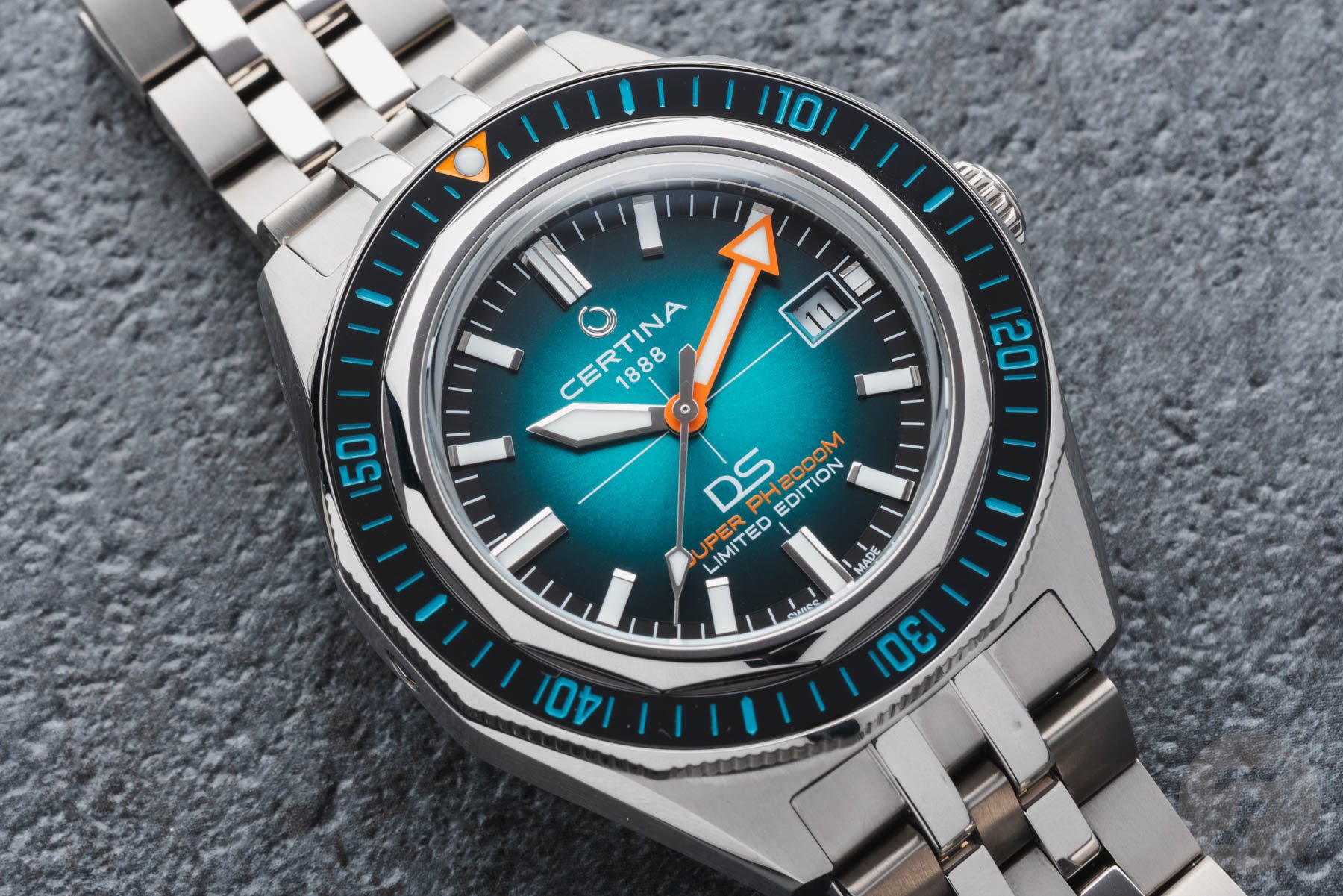 Certina DS Super PH2000M STC مسطحة، عن قرب