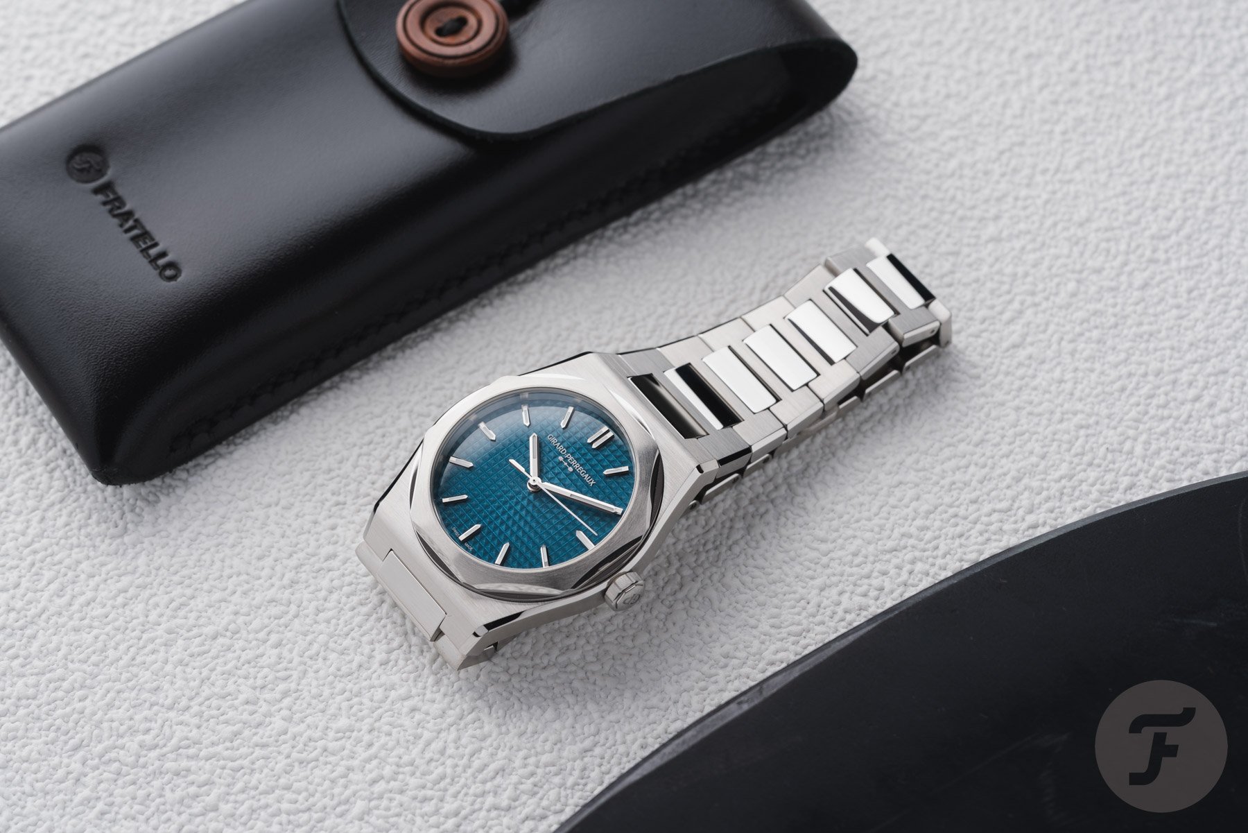 Girard-Perregaux Laureato Fifty diagonal lay