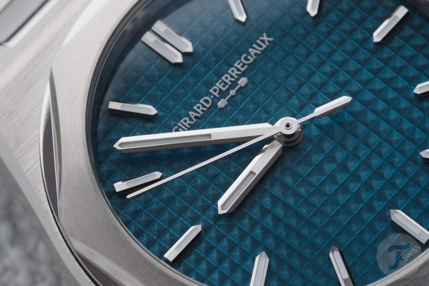 steel Girard-Perregaux Laureato Fifty blue enamel dial macro 1