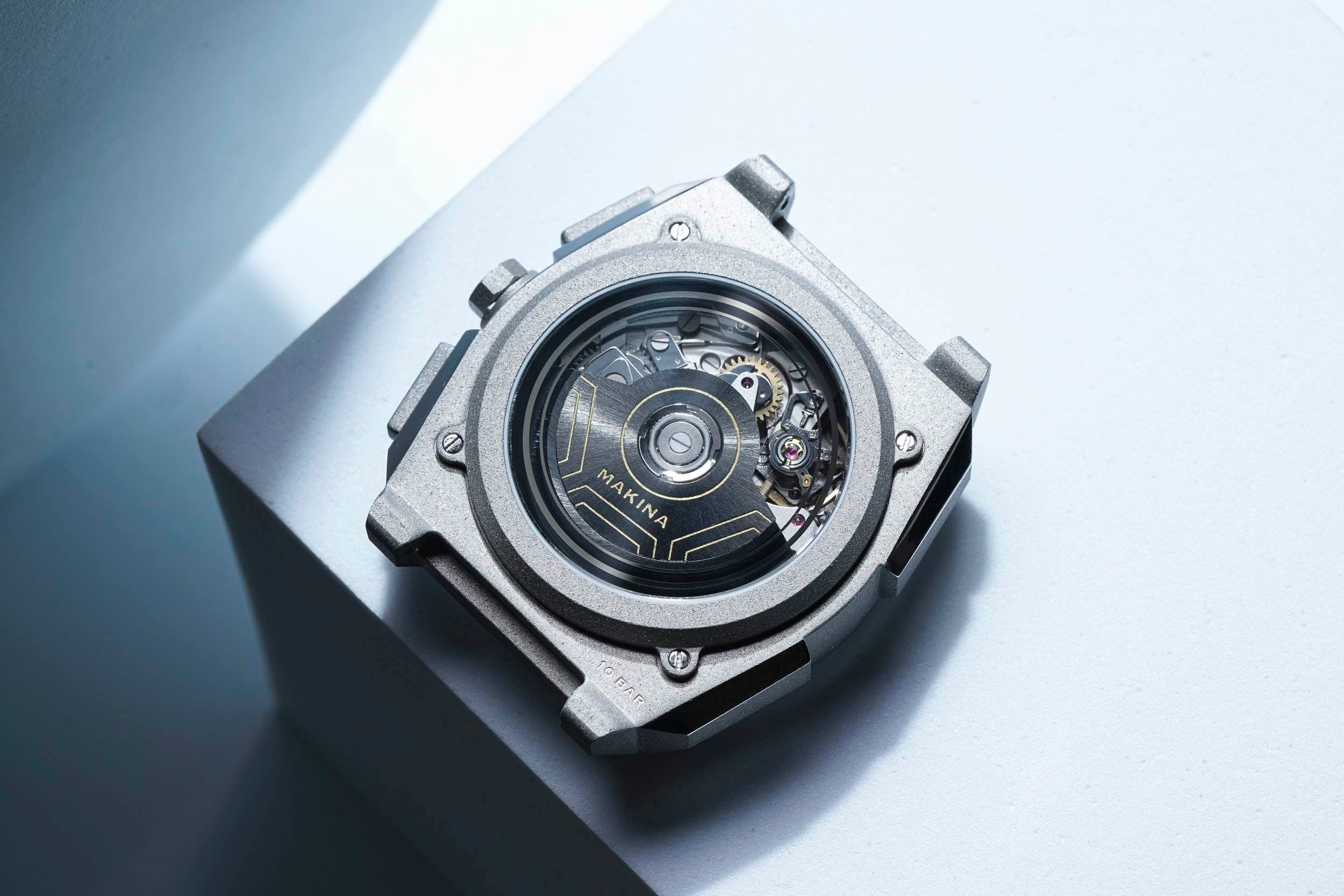Makina Cassiel II case back and movement