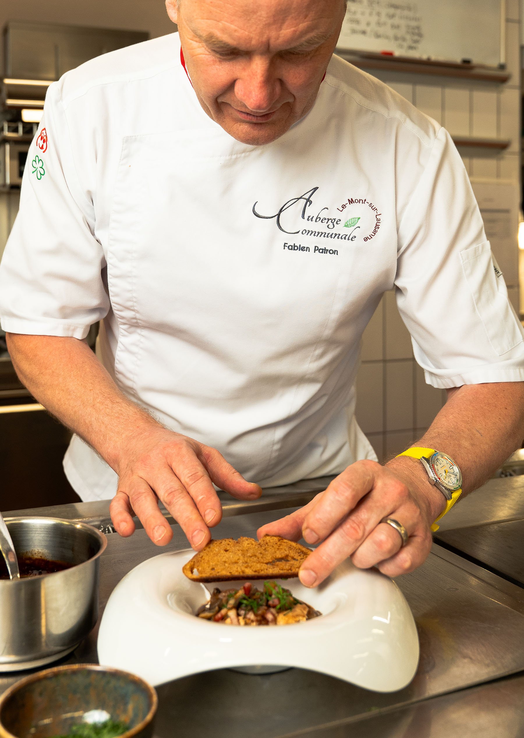 Chef Fabian Parion cooking while wearing the MAT Egg Master II