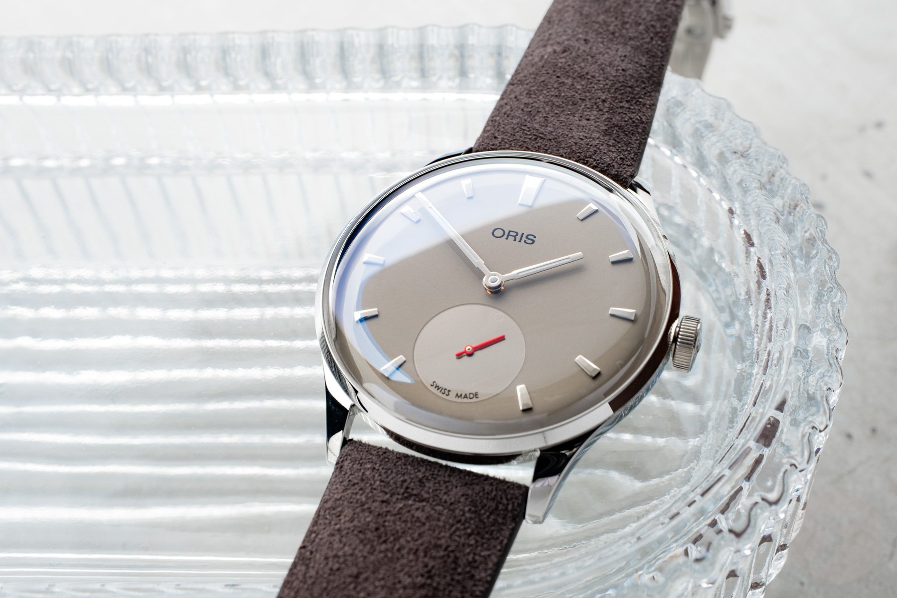Oris Hölstein Edition 2026 flat-lay on edge of glass tray