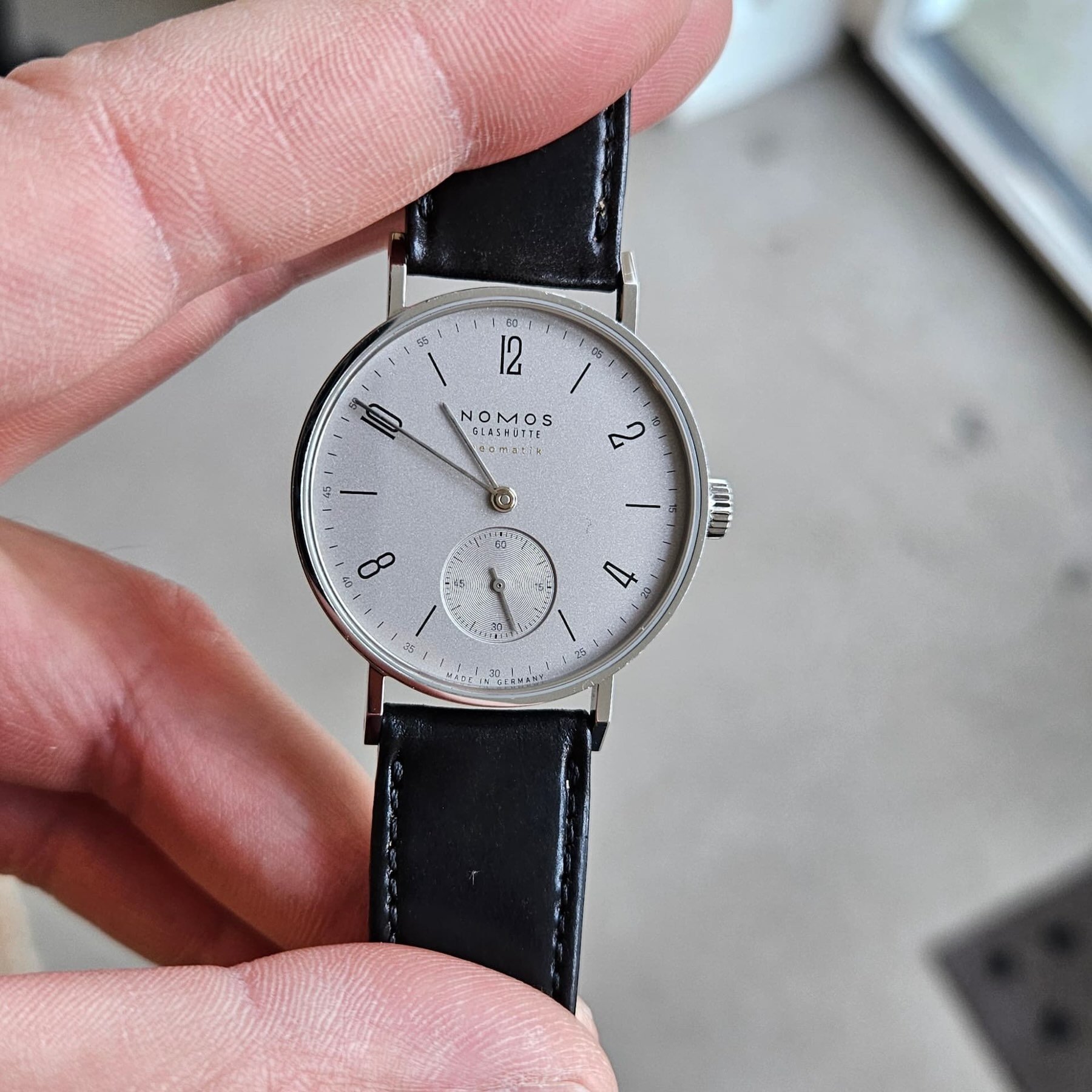 Nomos Tangente Neomatik Platinum Gray in hand