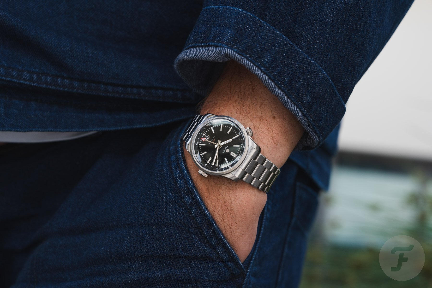Traska Venturer GMT Carbon Black pocket shot