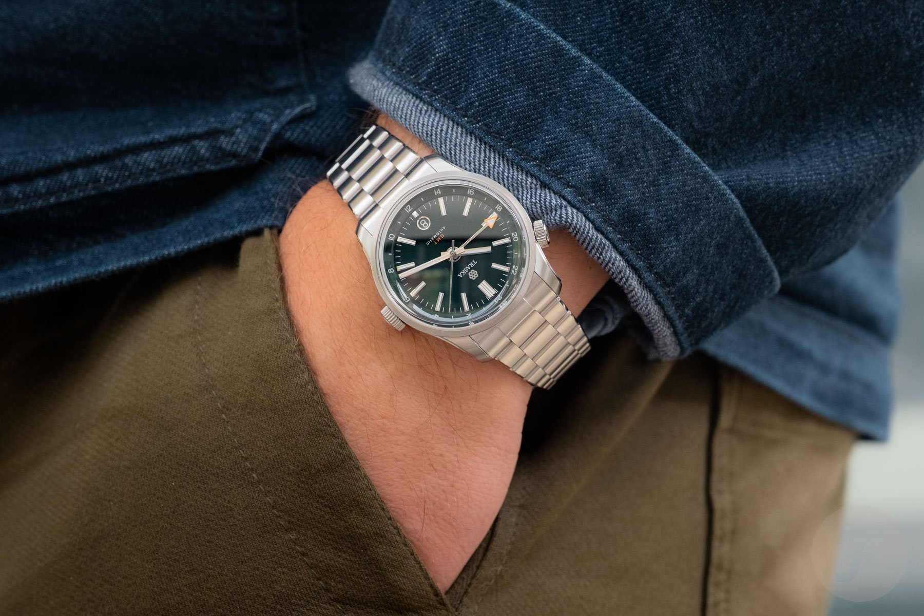 Traska Venturer GMT Bottle Green pocket shot