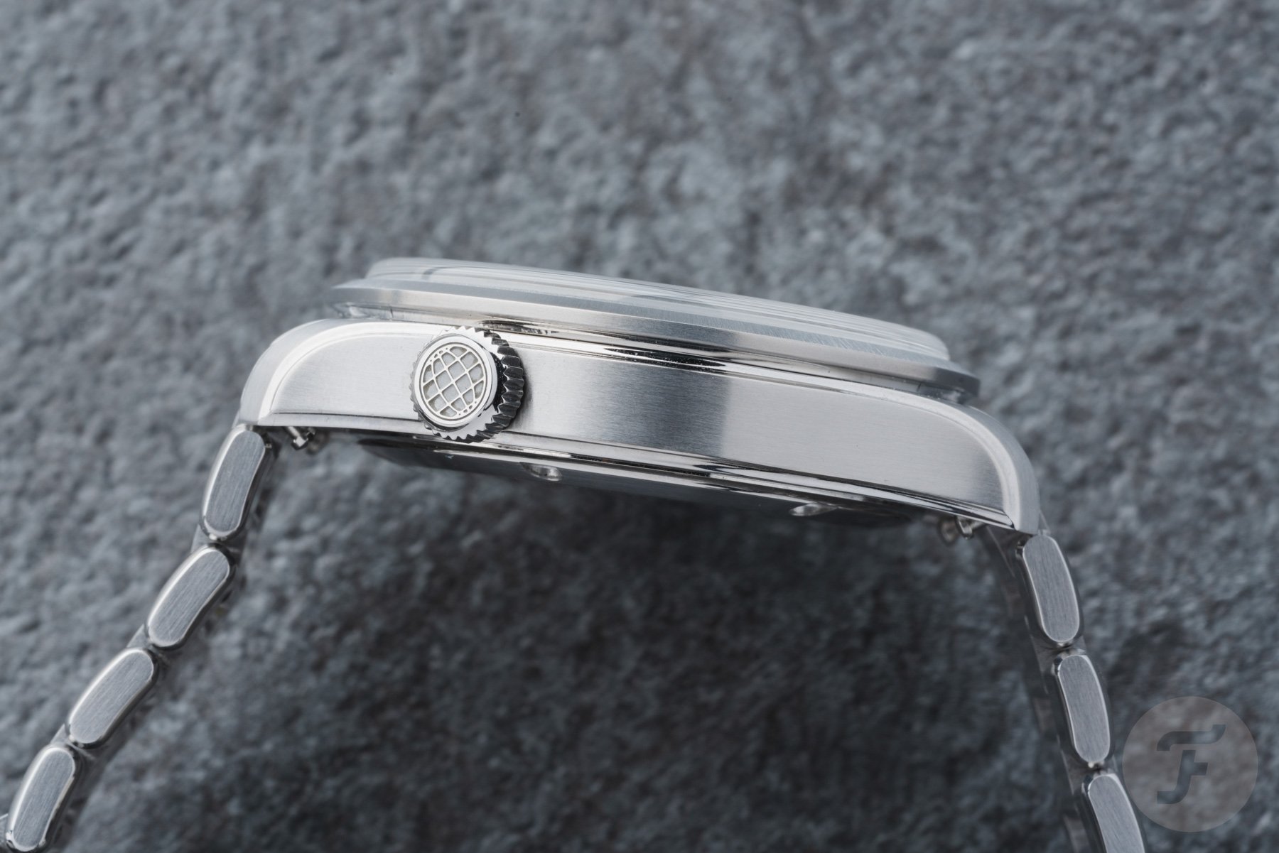 Traska Venturer GMT Bottle Green case profile