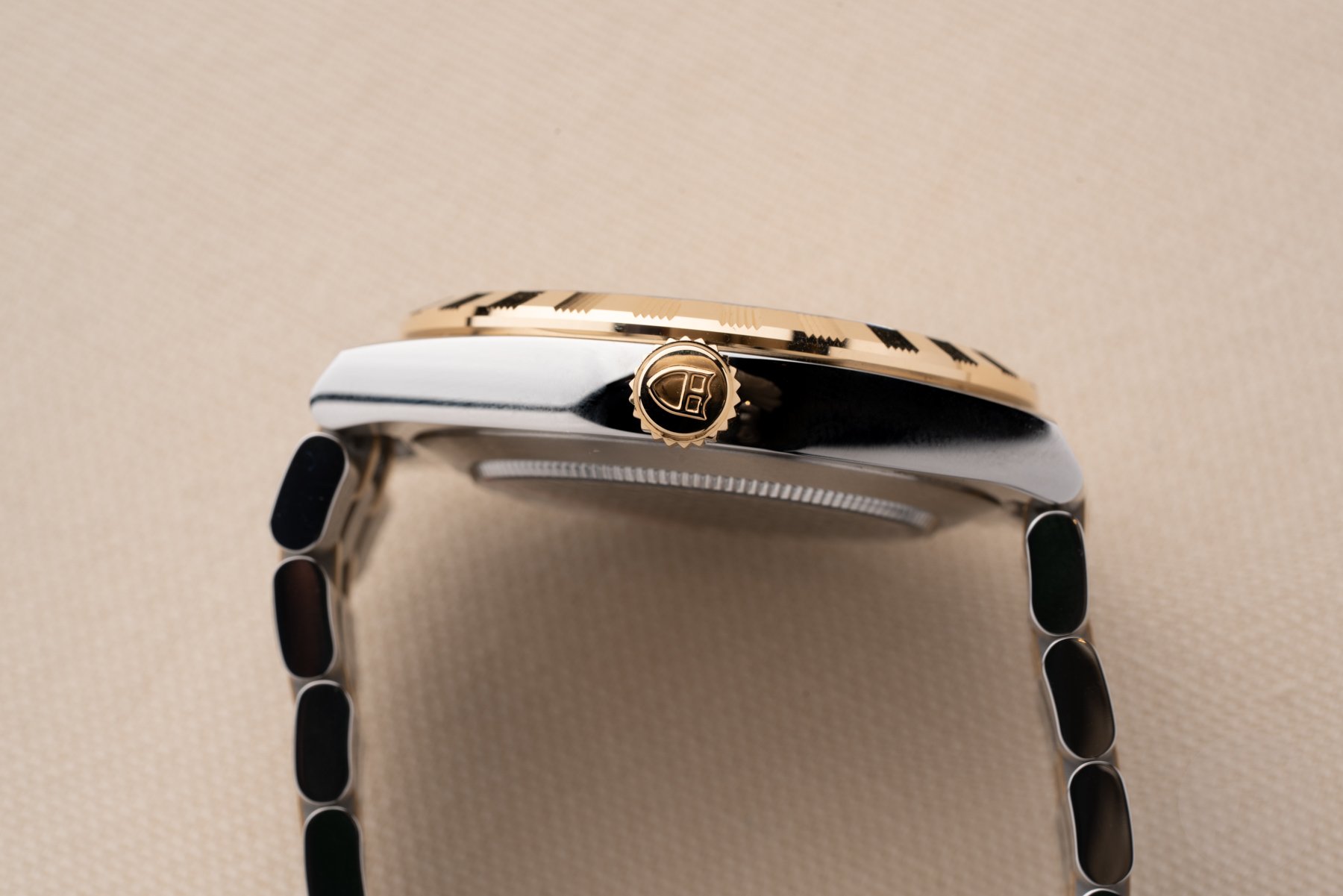 two-tone Tudor Royal case profile, crown side