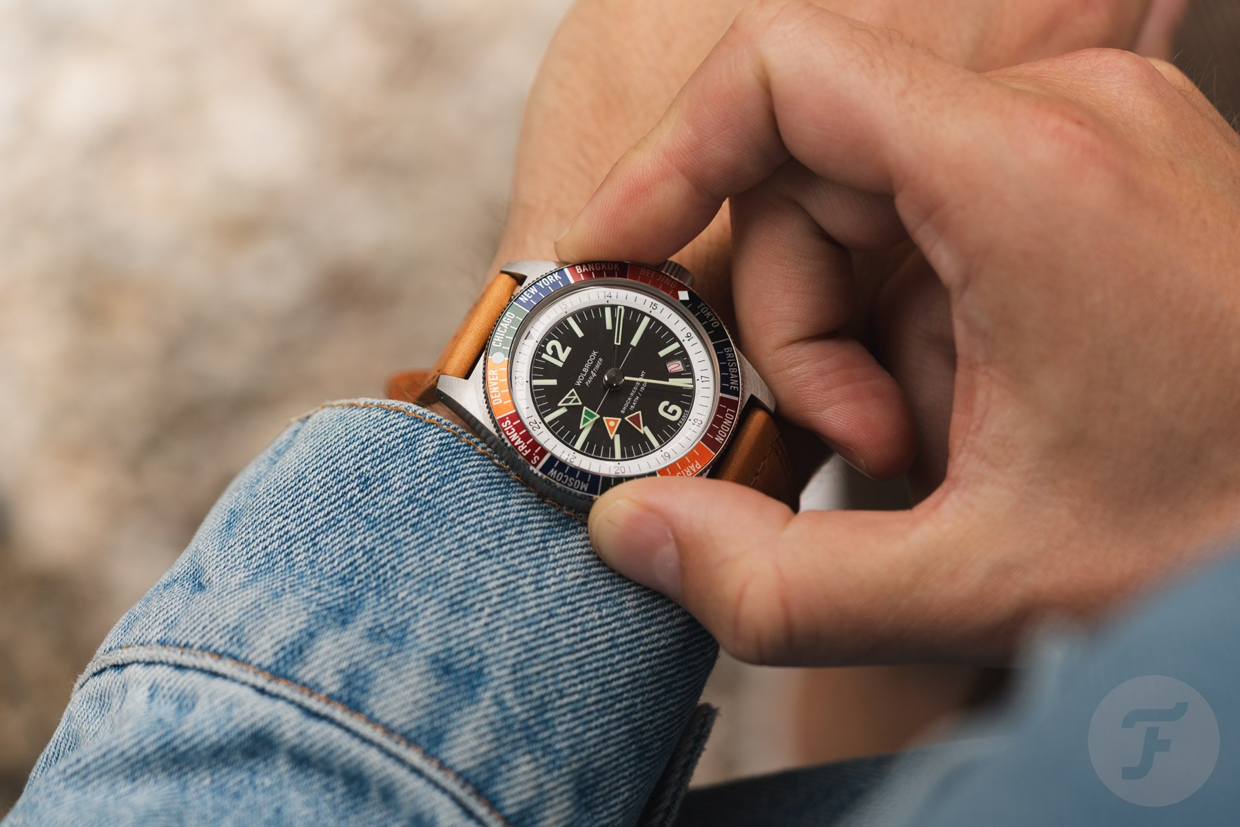 Operating the bezel of the Wolbrook Pan4Timer Automatic