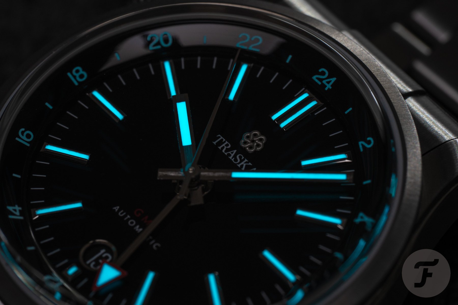 Traska Venturer GMT lume shot