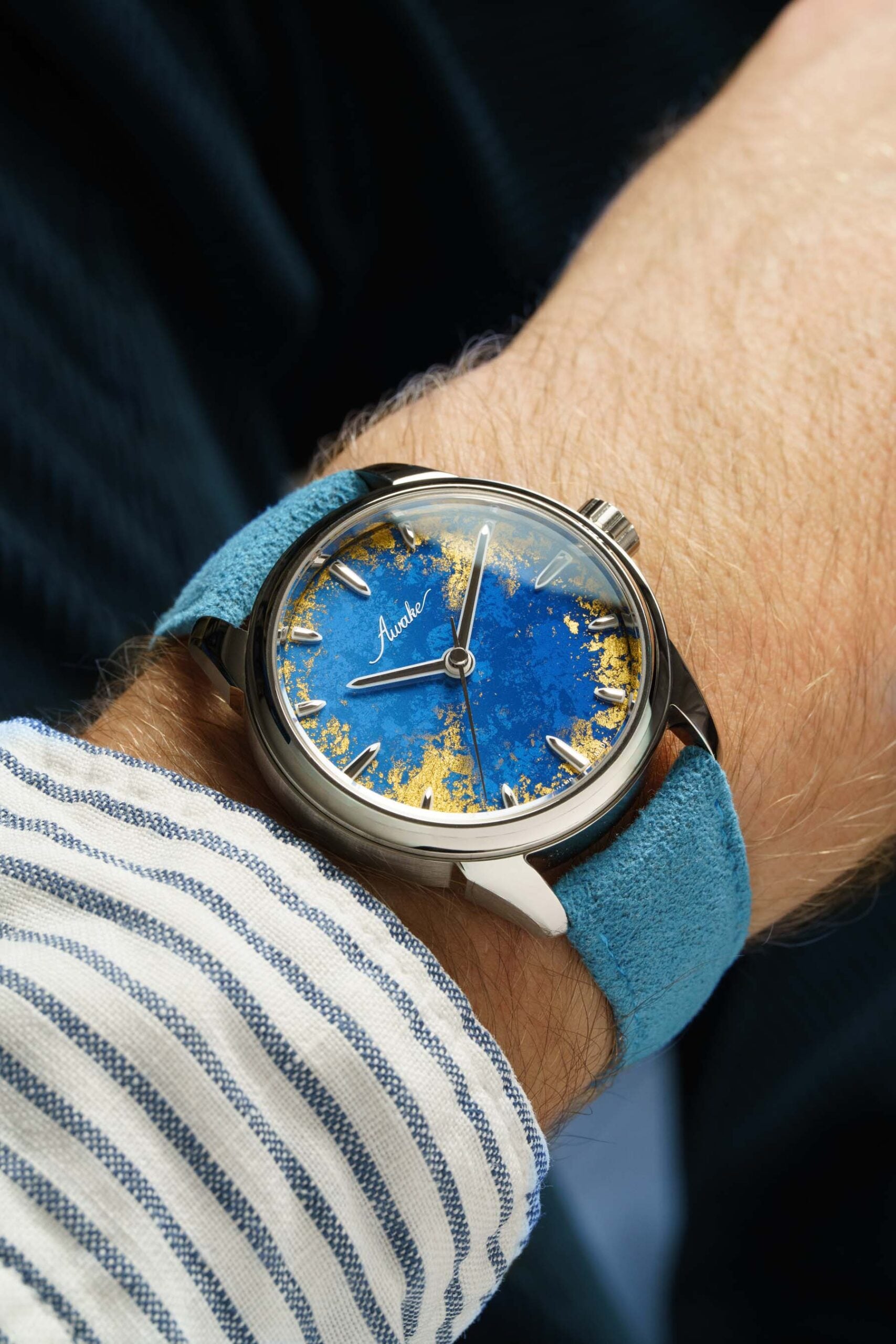 Awake Sơn Mài Frosted Leaf Royal Blue wrist shot