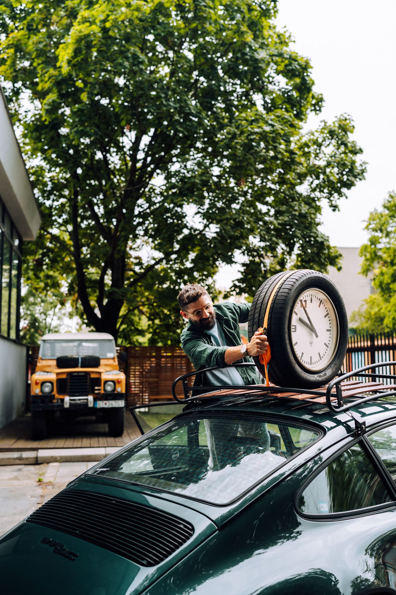 Tomas strapping the Pragotron Porsche UDC Coffee Timer to his Porsche 911's roof