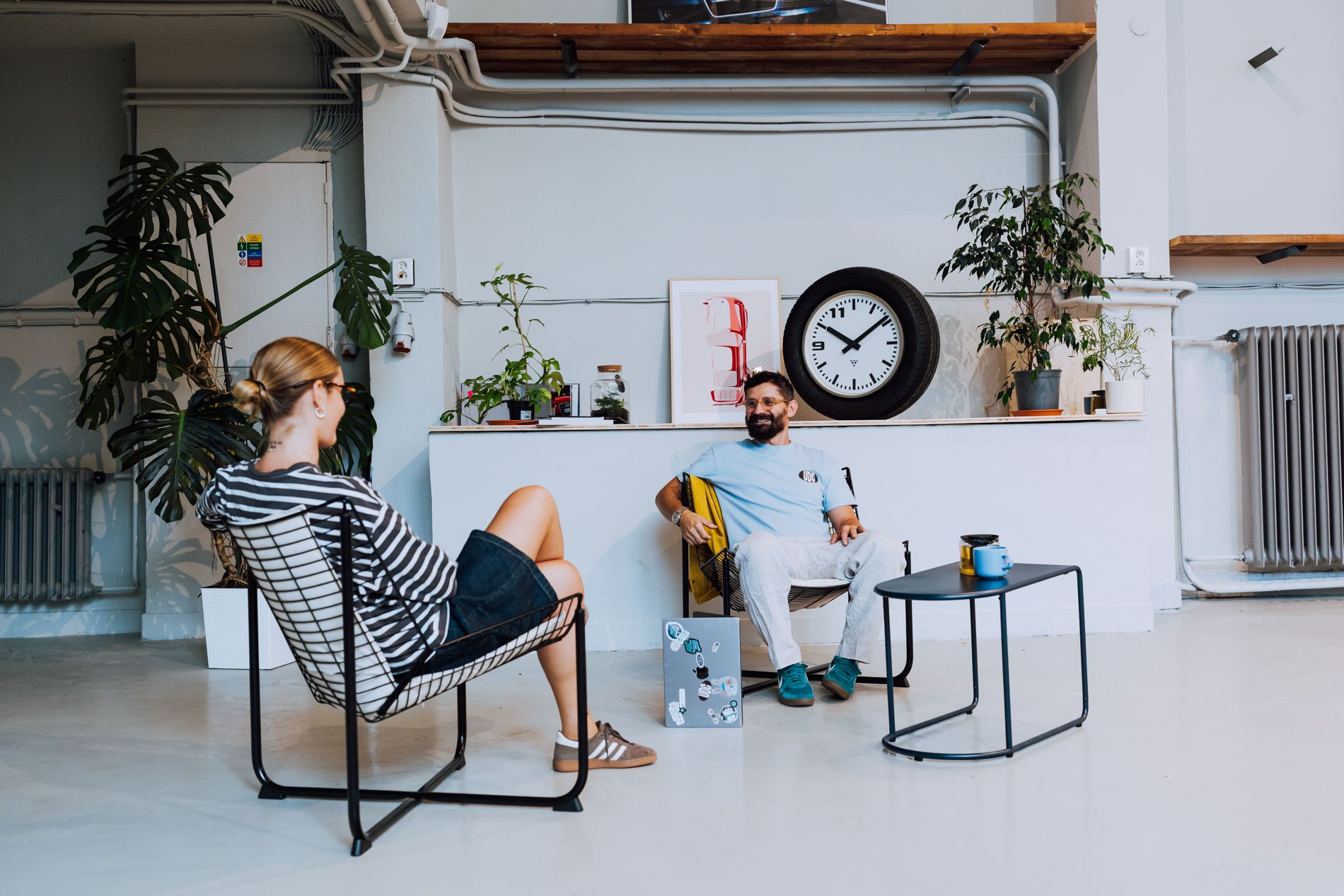 Tomas and woman in UDC coffee shop with Pragotron Coffee Timer clock