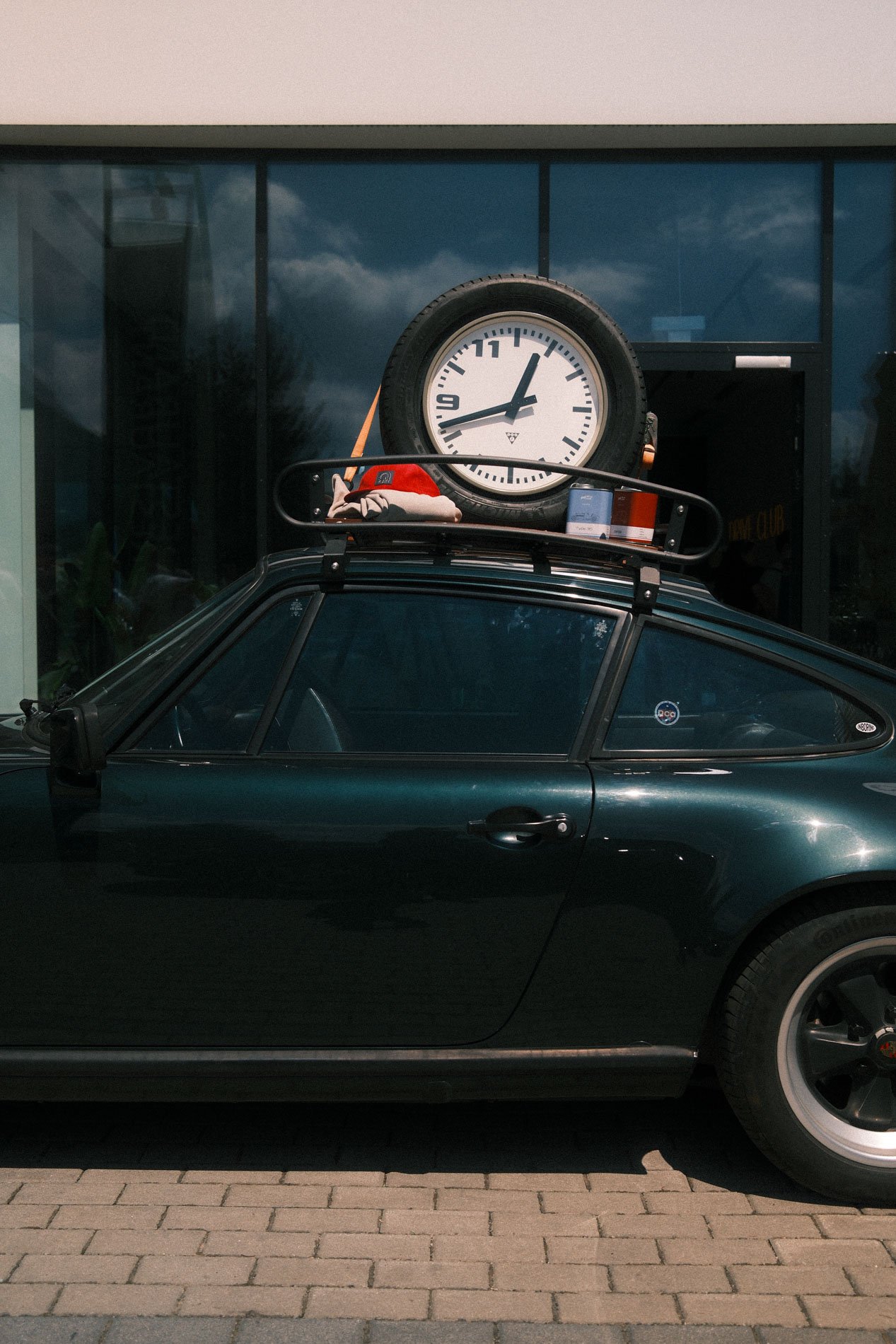 Tomas's Porsche 911 SC with Pragotron UDC Coffee Timer strapped on top