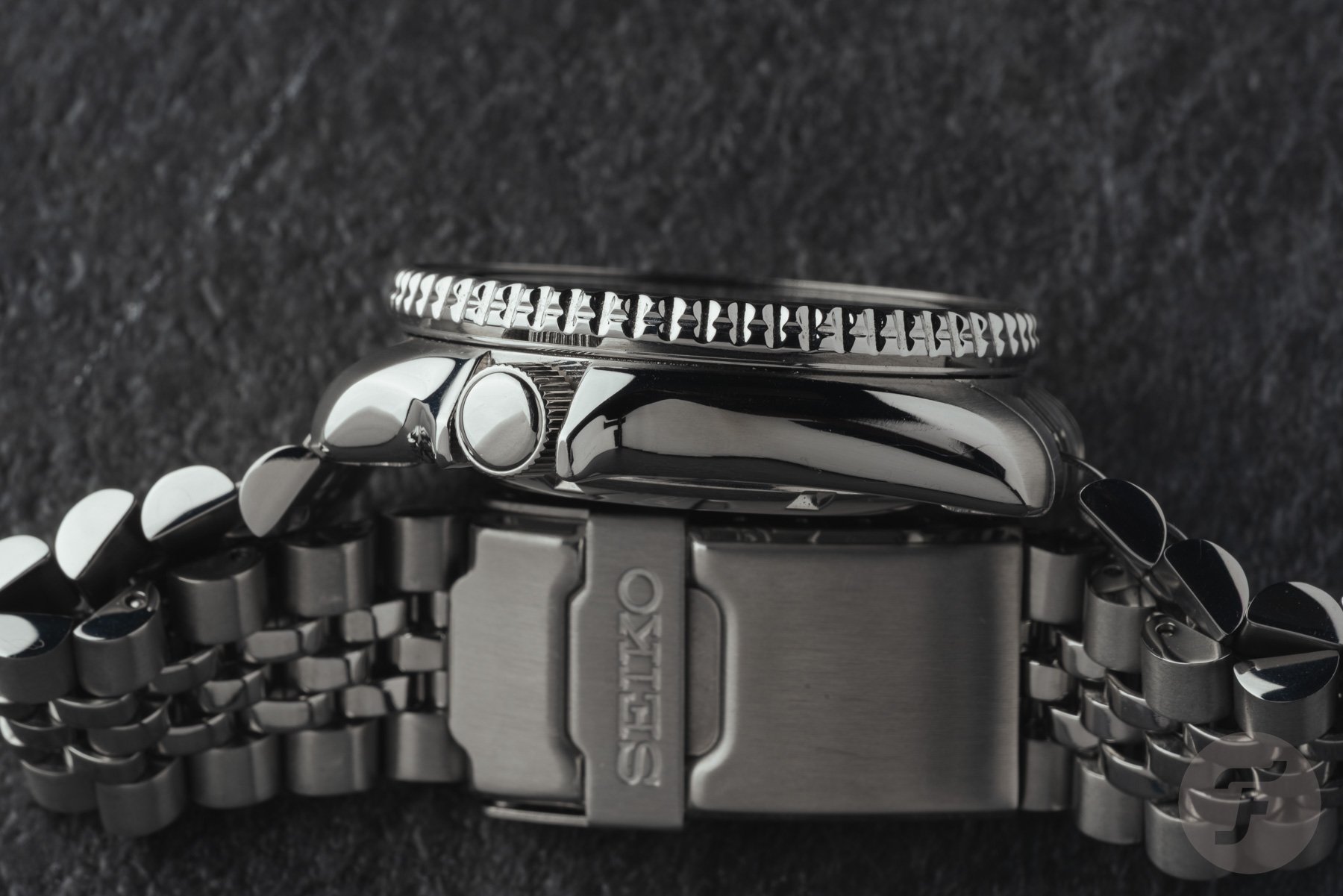 Seiko SKX007 case side
