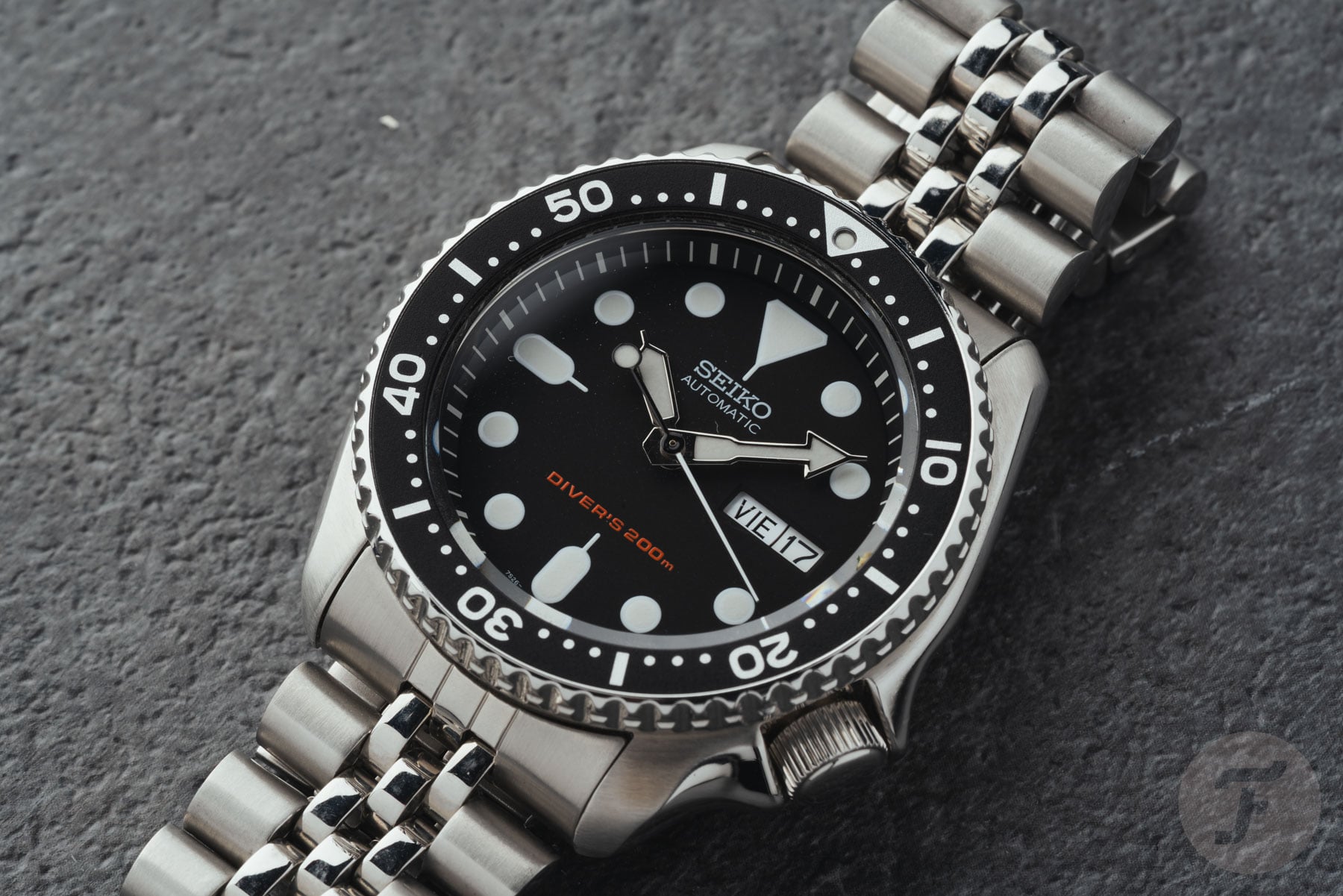Seiko SKX007 flat-lay