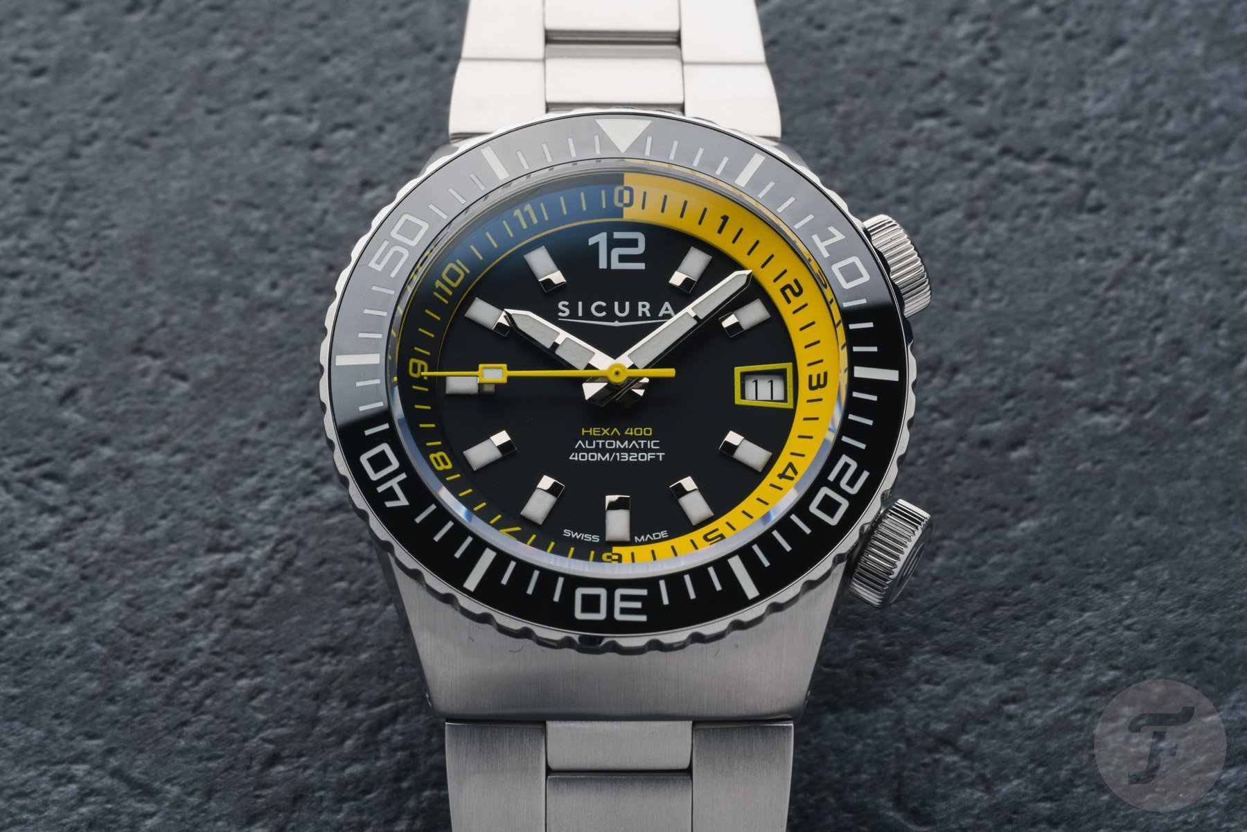 black-dial Sicura Hexa 400 head on