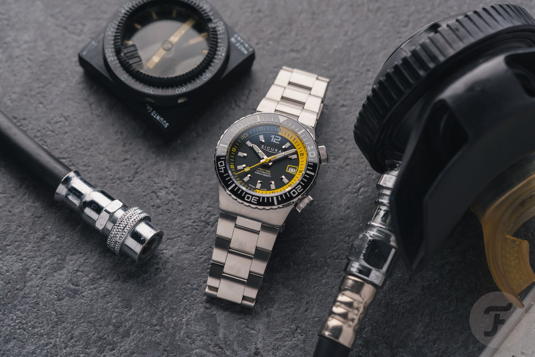 black-dial Sicura Hexa 400 flat-lay