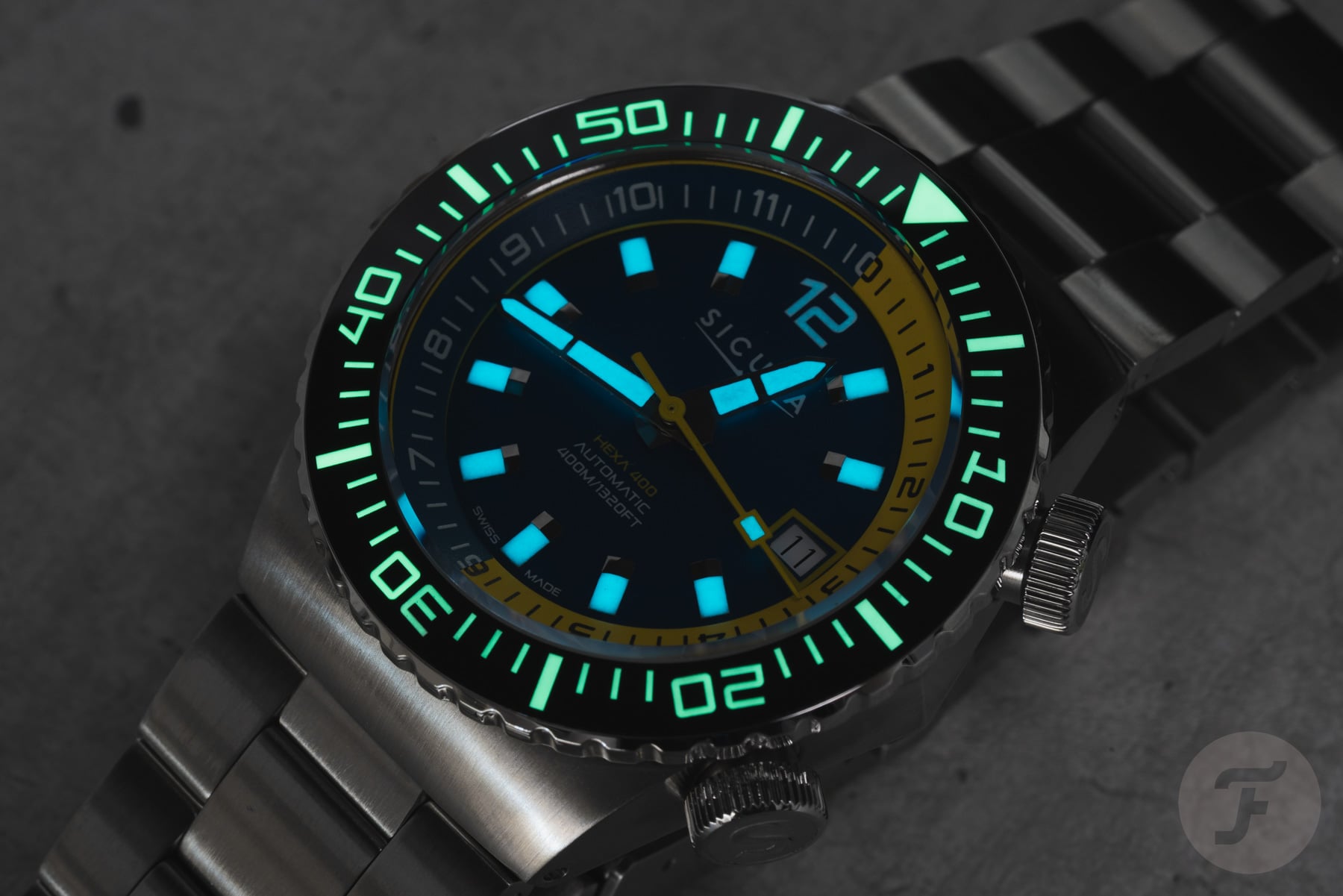 black-dial Sicura Hexa 400 lume shot