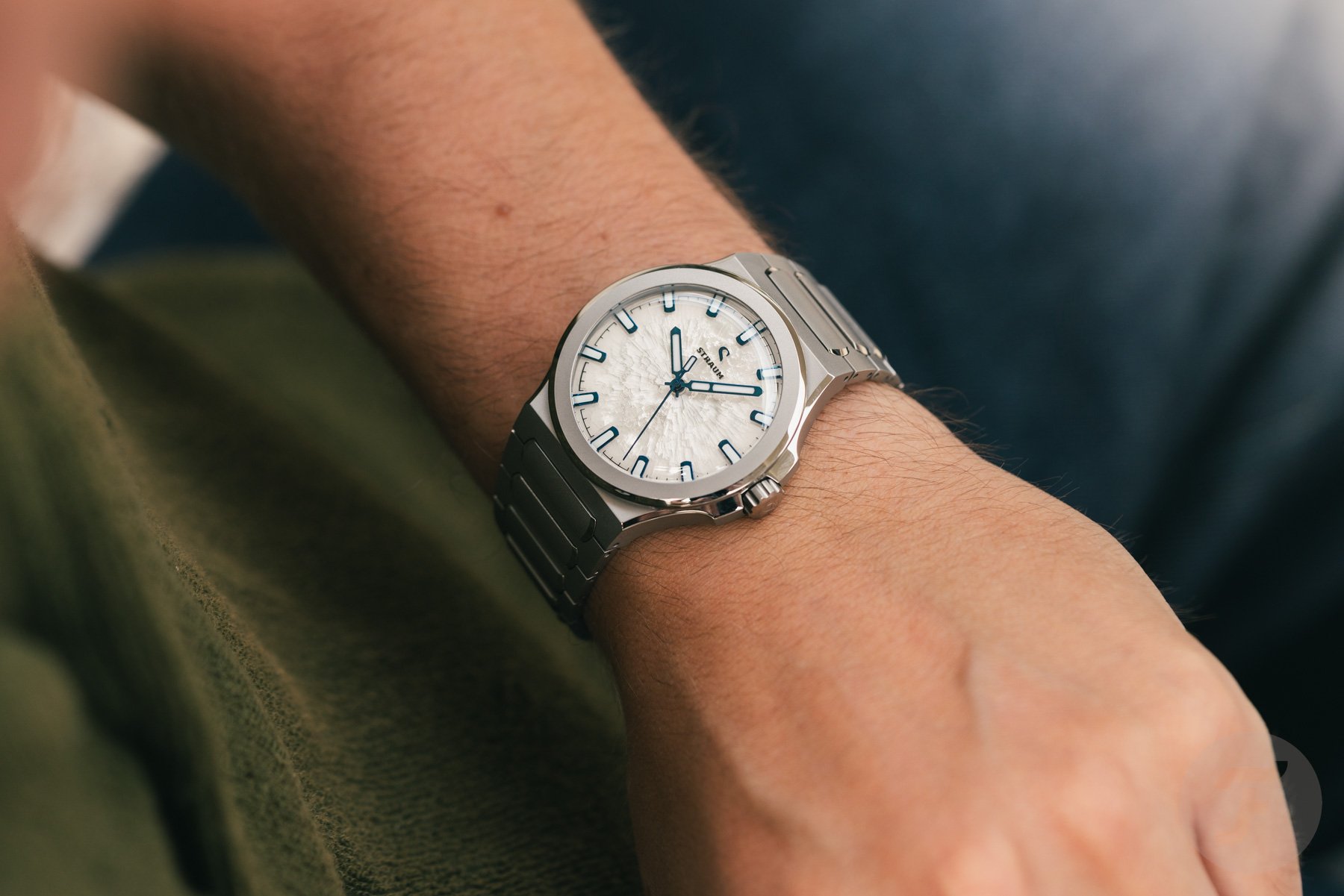 Straum Frozen Metal Titanium on the wrist