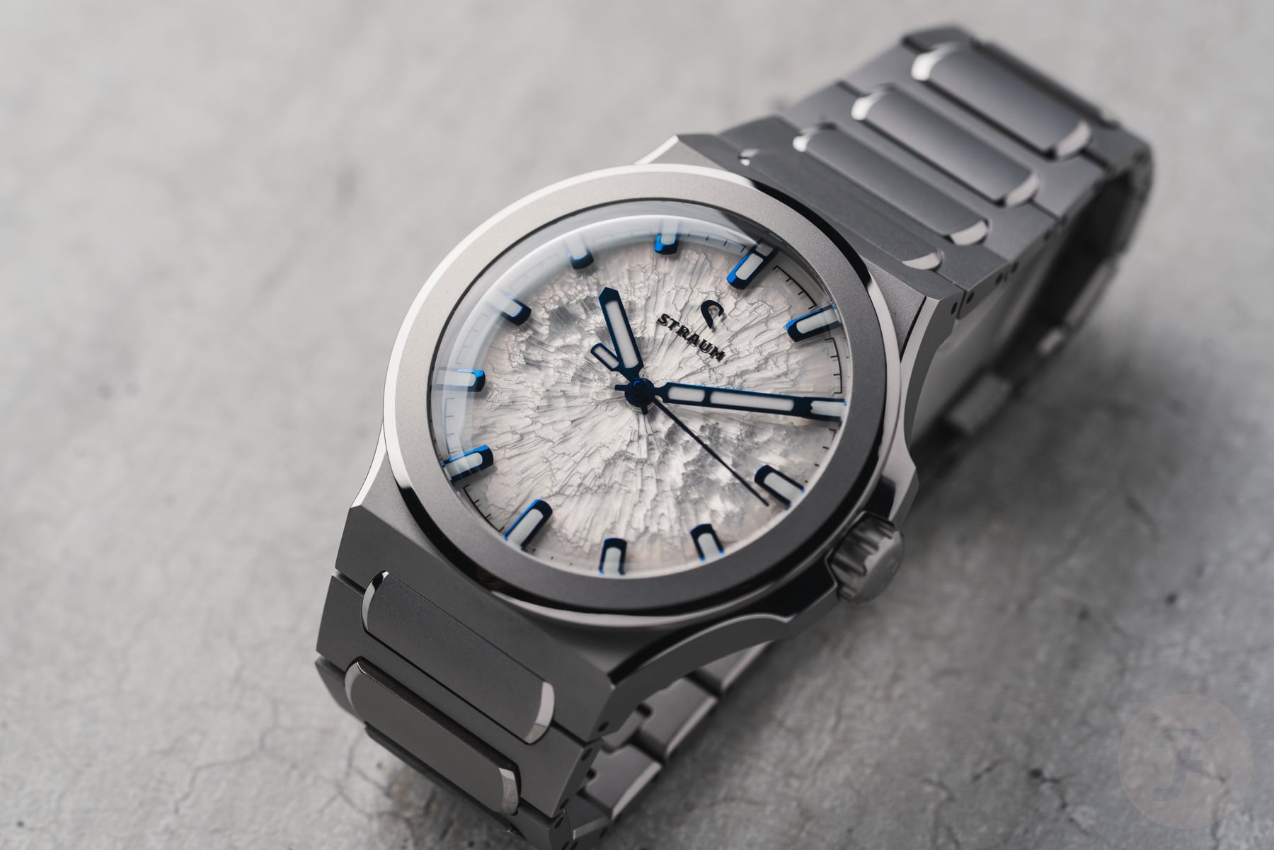 Straum Frozen Metal Titanium