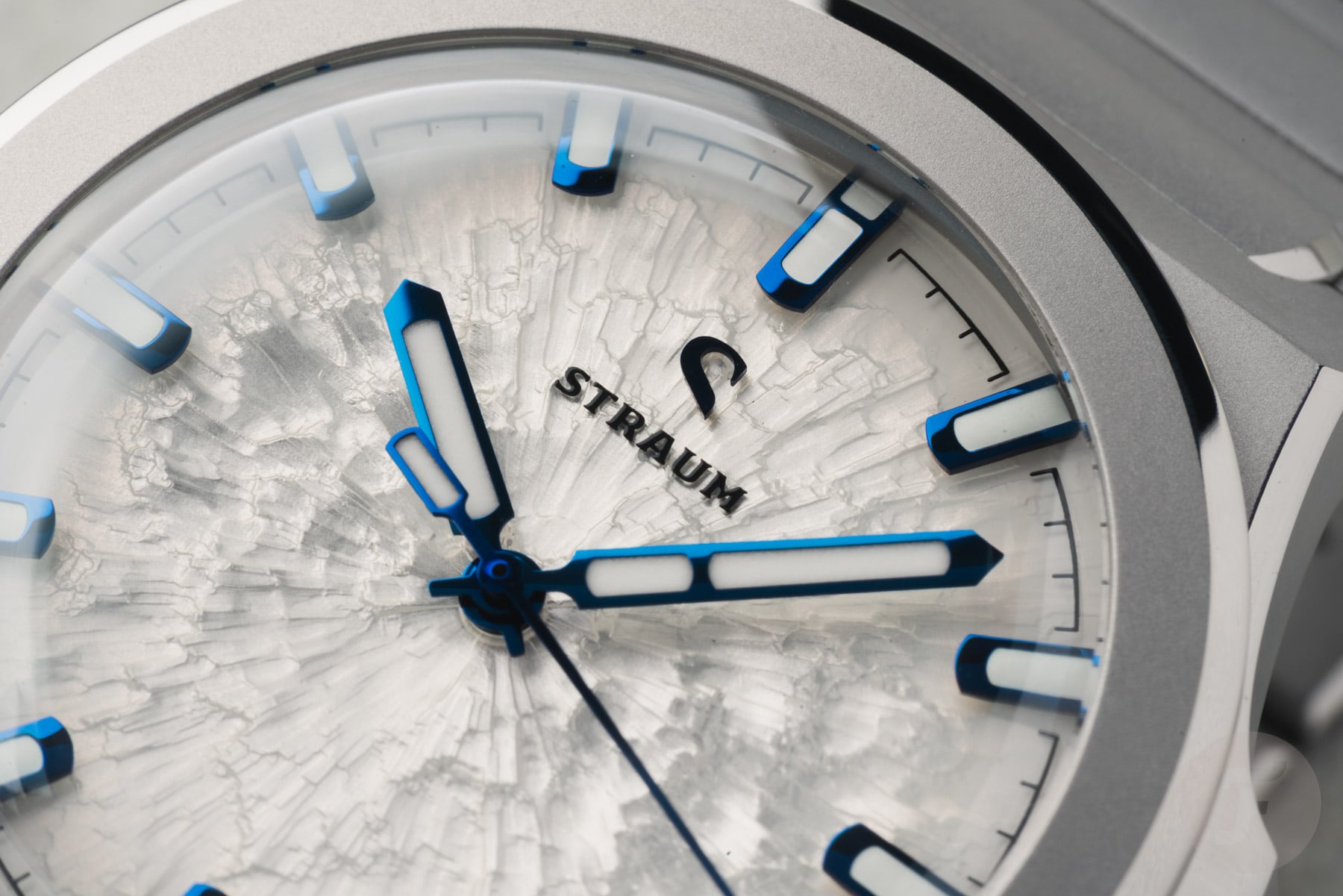 Straum Frozen Metal Titanium dial macro