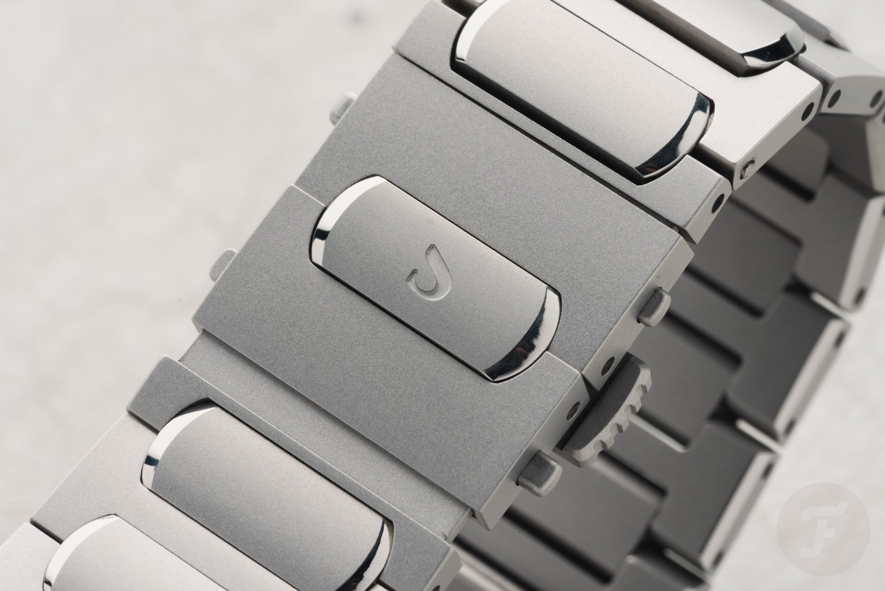Straum Frozen Metal Titanium clasp and micro-adjustment