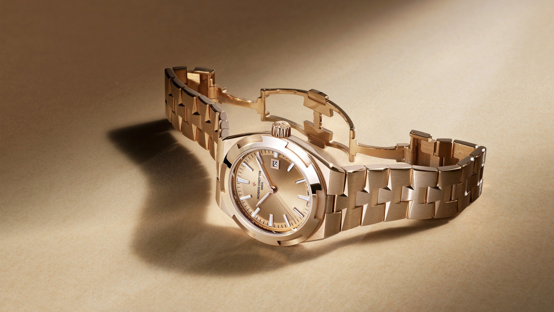 Pink gold34.5mm Vacheron Constantin Overseas Self-Winding ref. 4600V-200R-H128 on its side, crown up, clasp open