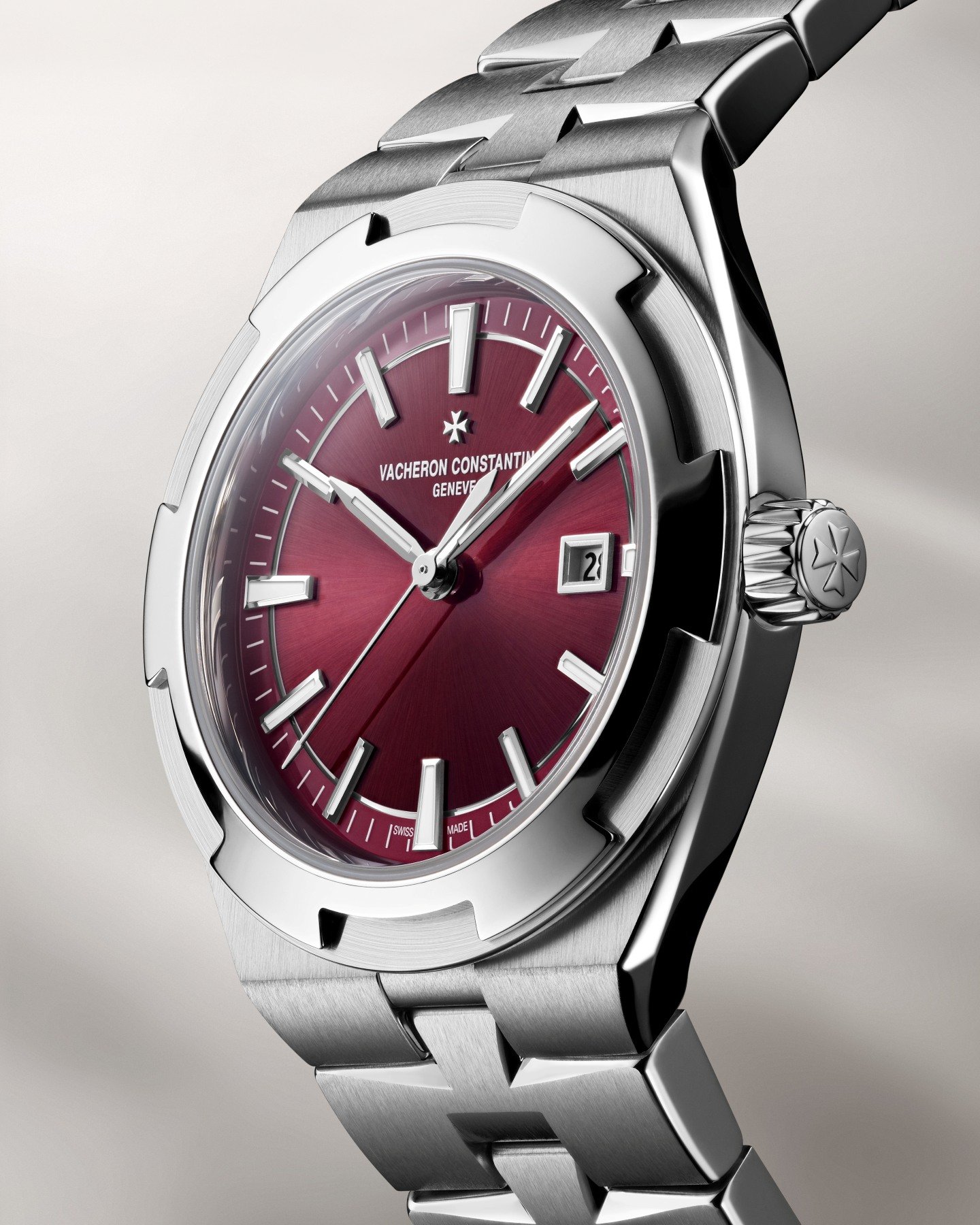 34.5mm Vacheron Constantin Overseas Self-Winding ref. 4600V-200A-H127 upright, angled profile view
