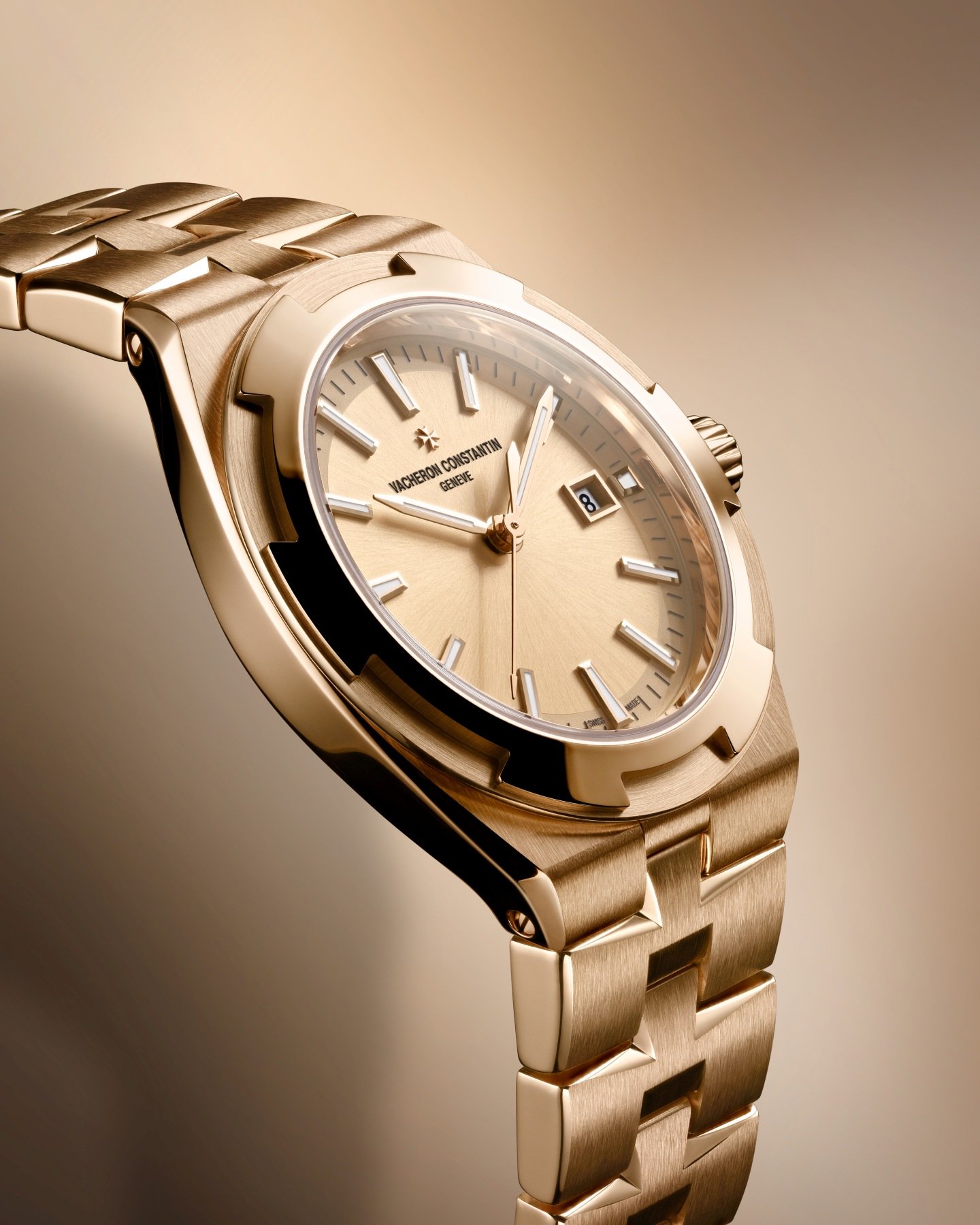 34.5mm Vacheron Constantin Overseas Self-Winding ref. 4600V-200R-H128 angled profile view