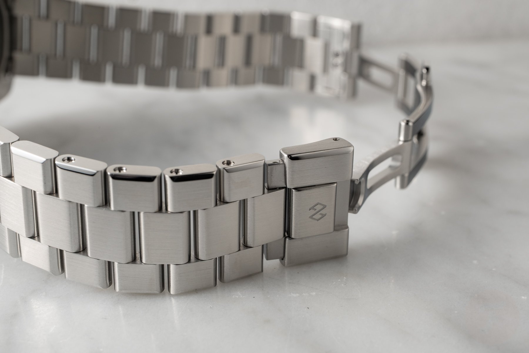 Bracelet and clasp of the updated Formex Essence Automatic COSC 39mm Alpine White