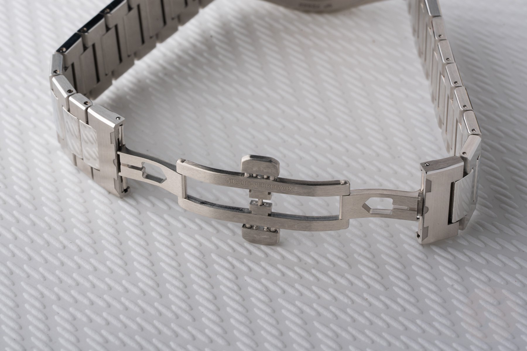 Girard-Perregaux Laureato Fifty 39mm 81008-11-3627-1CM