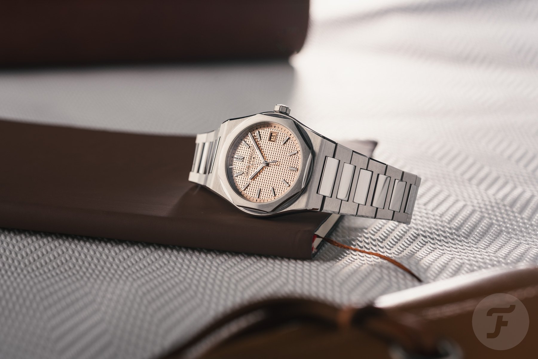 Girard-Perregaux Laureato Fifty 39mm 81008-11-3627-1CM