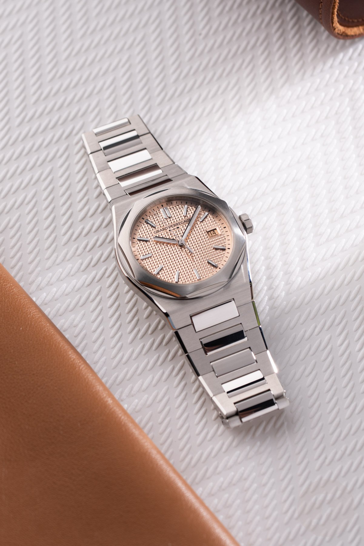 Girard-Perregaux Laureato Fifty 39mm 81008-11-3627-1CM