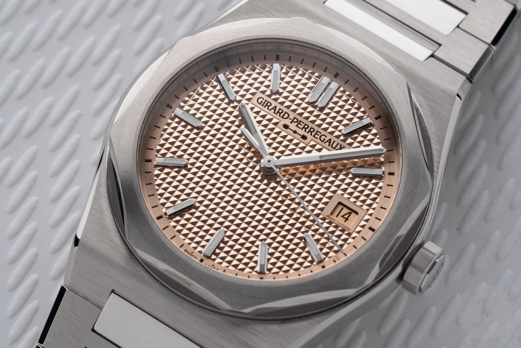 Girard-Perregaux Laureato Fifty 39mm 81008-11-3627-1CM