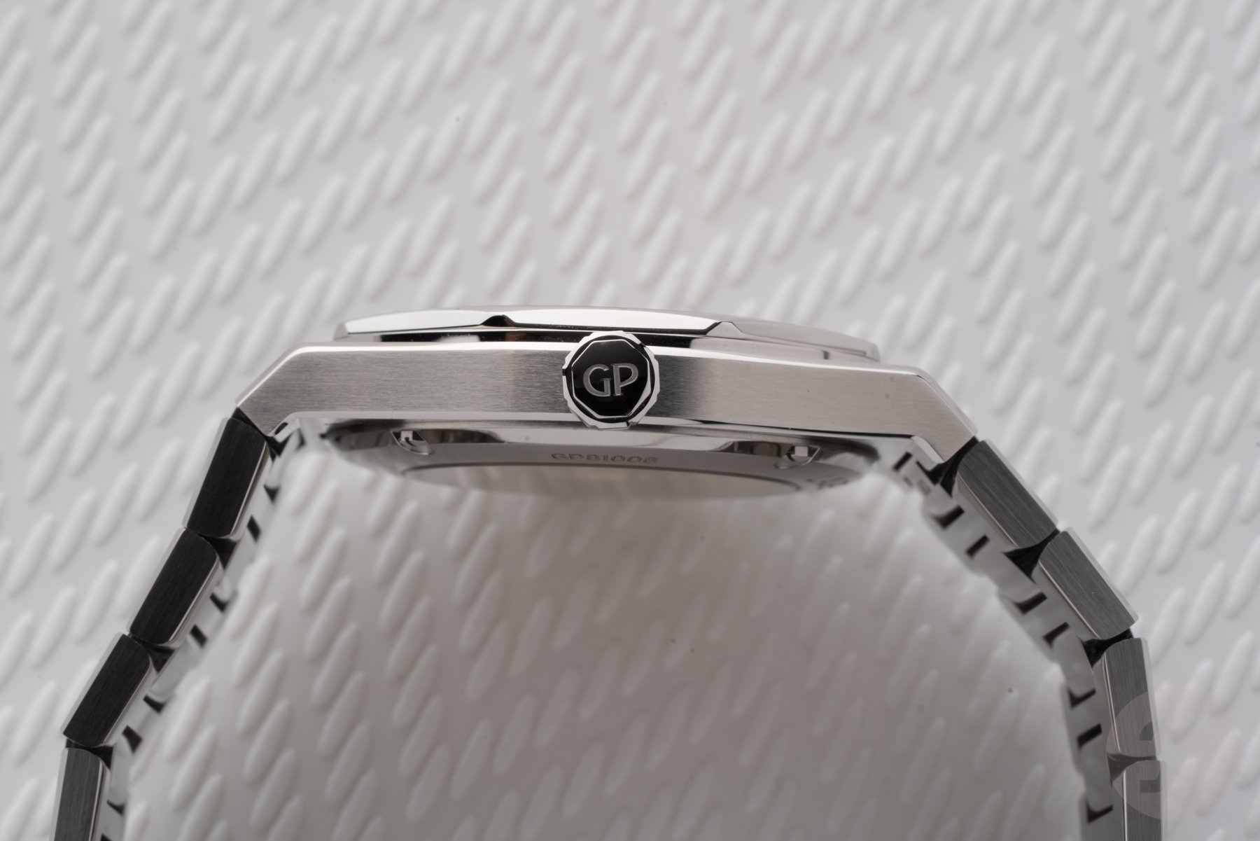 Girard-Perregaux Laureato Fifty 39mm 81008-11-3627-1CM