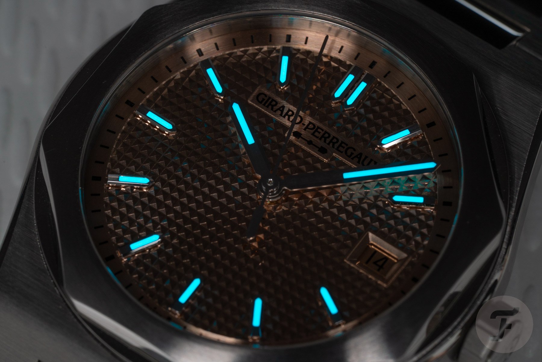 Girard-Perregaux Laureato Fifty 39mm 81008-11-3627-1CM