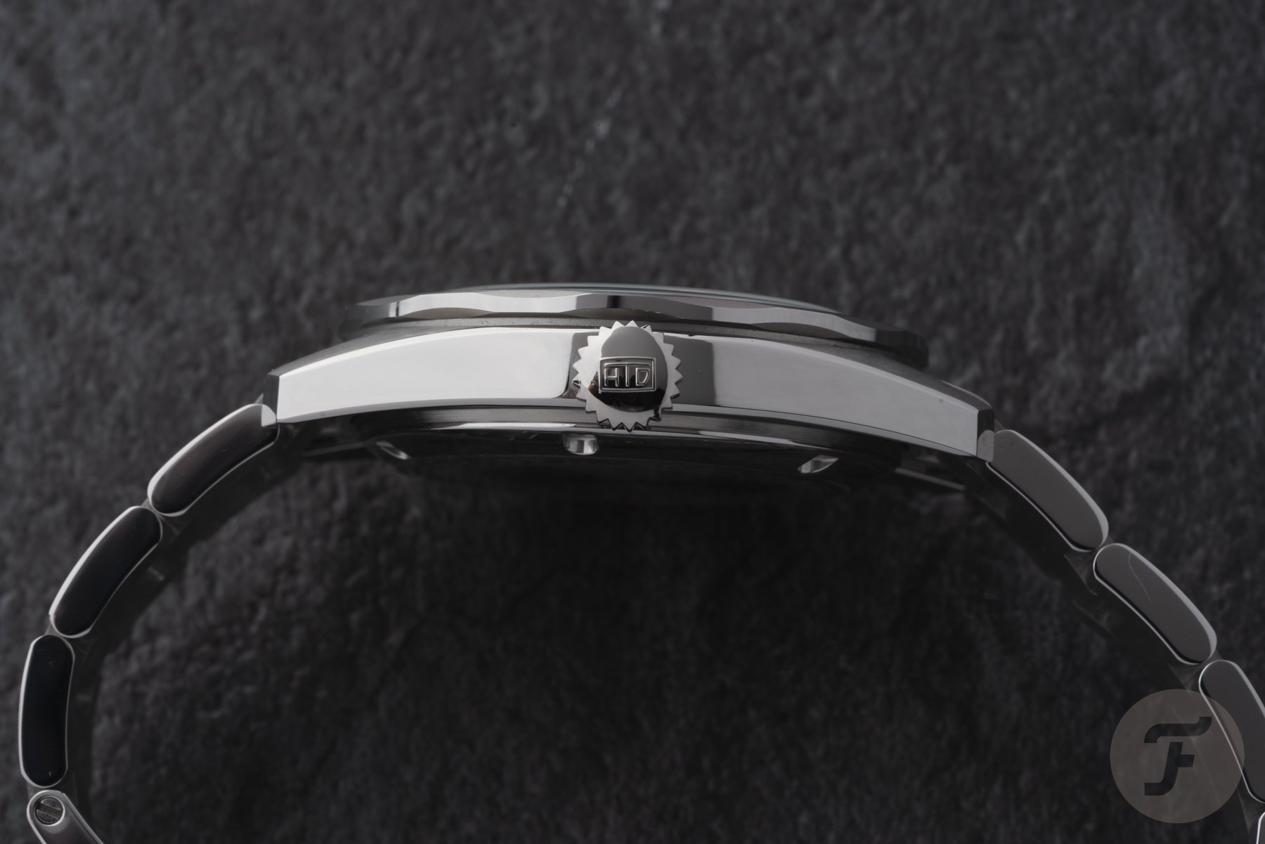 HTD Aquatìc case profile, crown side