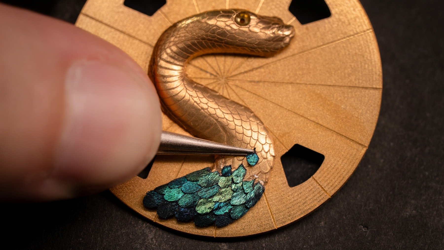 Making the dial of the Vacheron Constantin Métiers d'Art Tribute To The Animal Kingdom Feathersnake