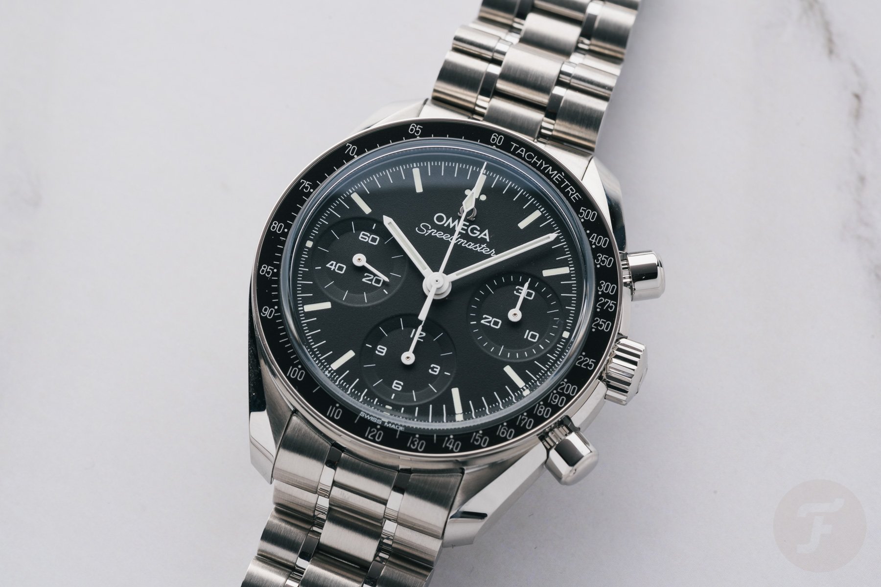 Omega Speedmaster 38 324.30.38.50.01.002 flat-lay