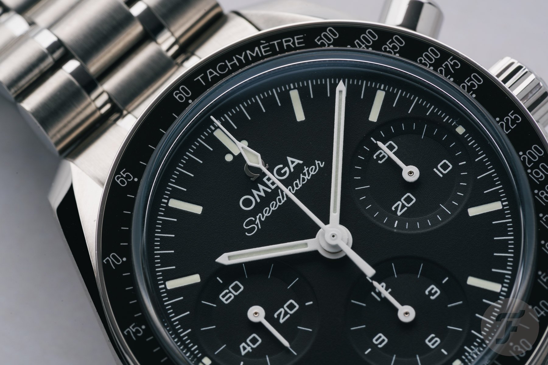 Omega Speedmaster 38 324.30.38.50.01.002 dial and bezel macro