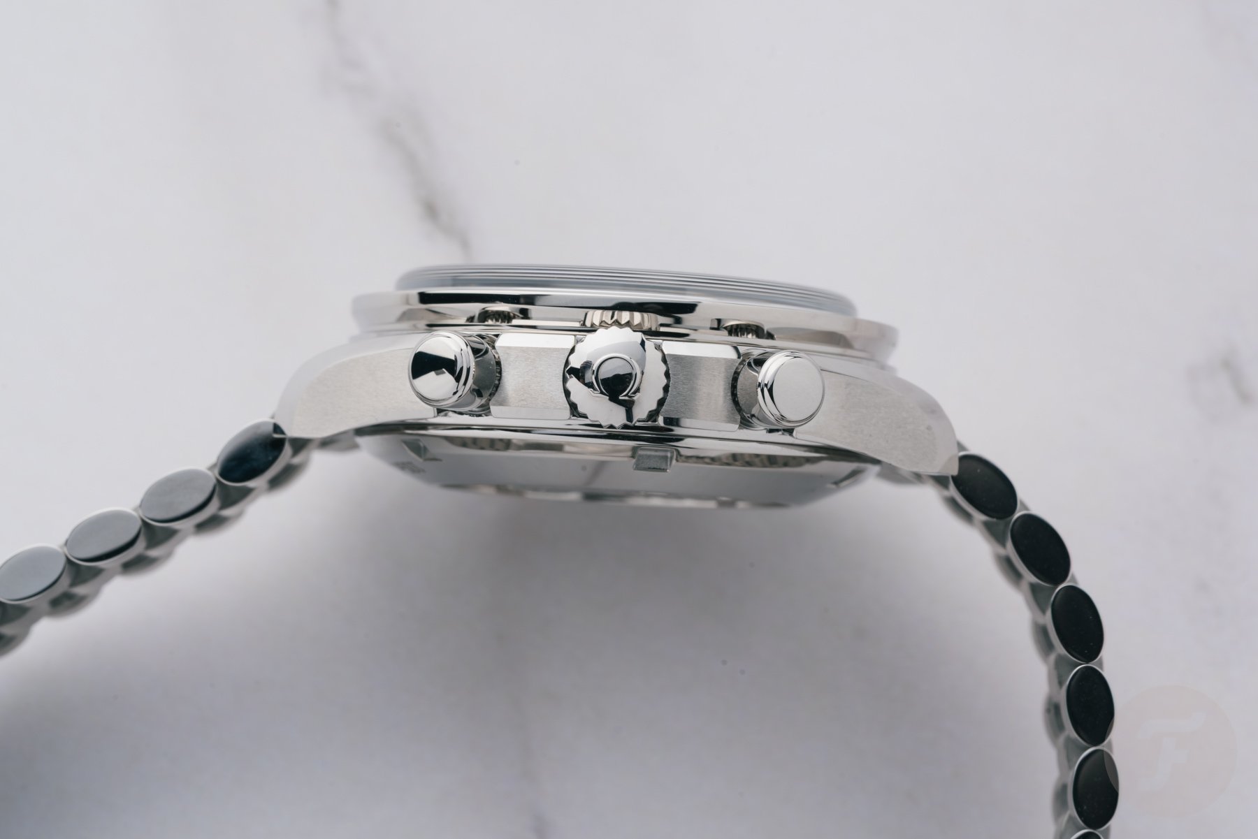 Omega Speedmaster 38 ref. 324.30.38.50.01.002 case profile, crown side