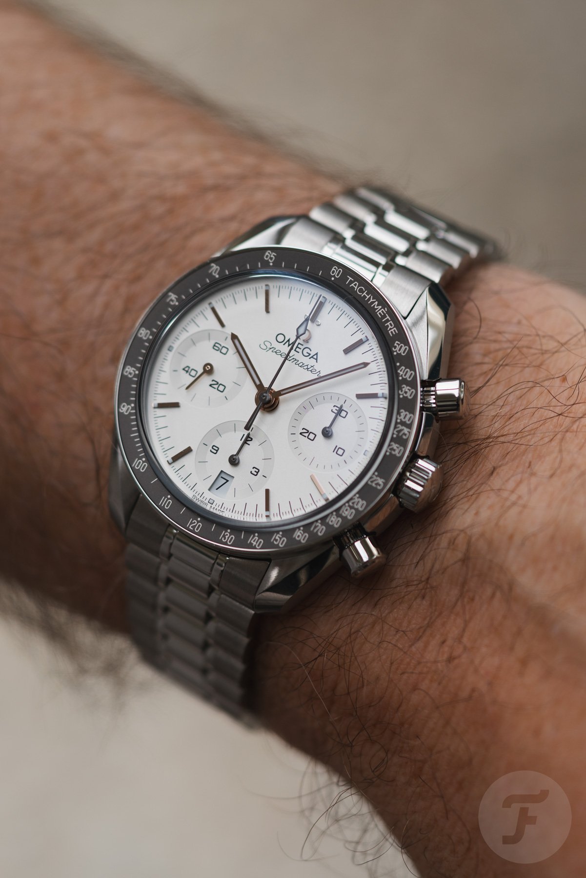 Omega Speedmaster Reduced 324.30.38.50.02.003 on wrist